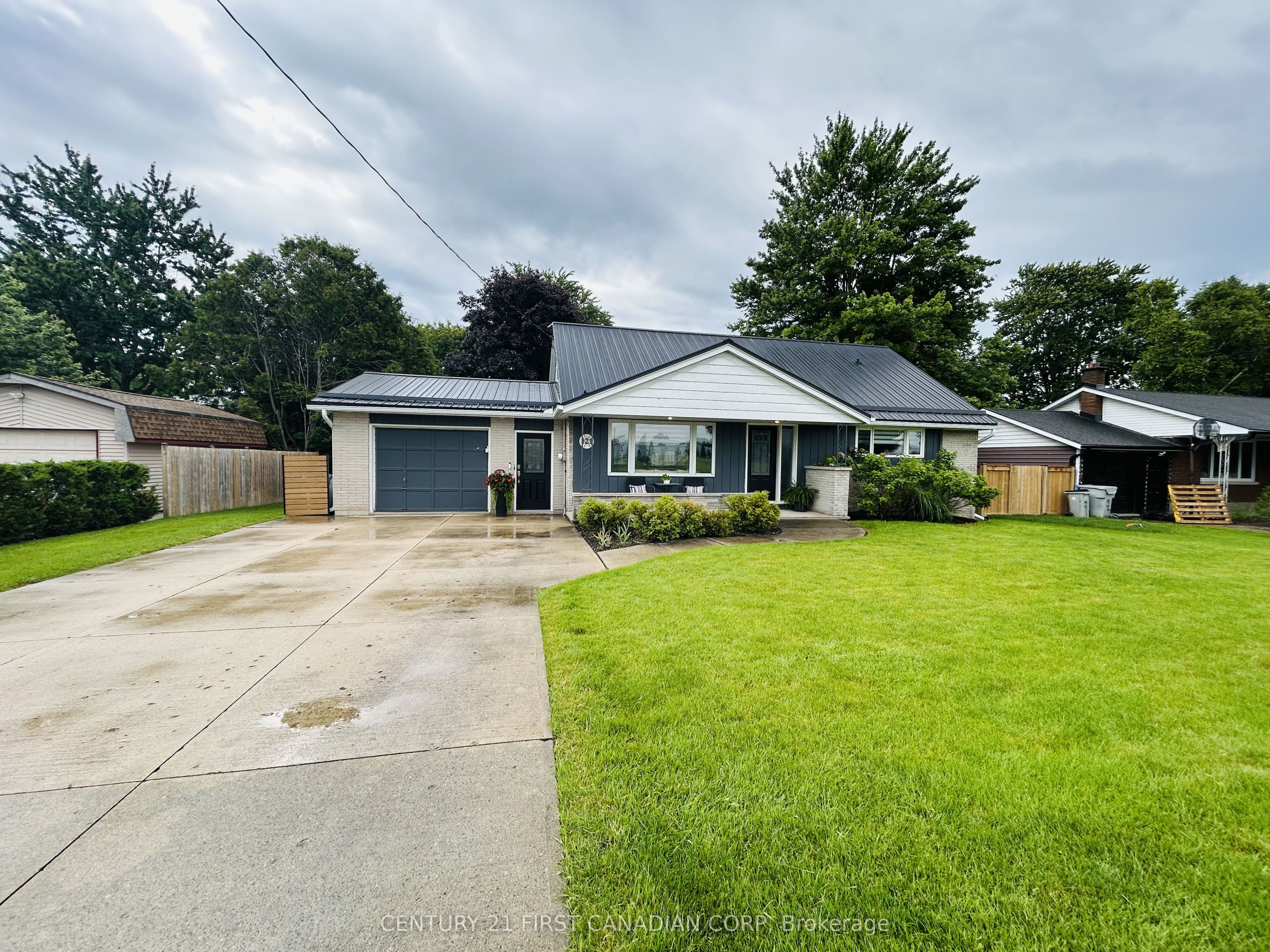 121 WELLINGTON Street W, South Huron, ON N0M 1S2 photo 2