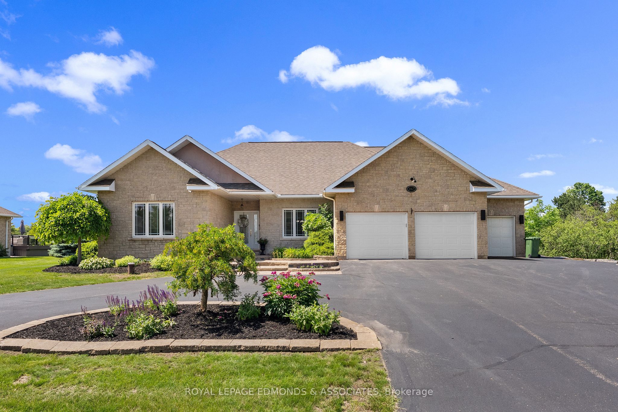 162 Pleasant View Drive, Laurentian Valley, ON K8B 1B8