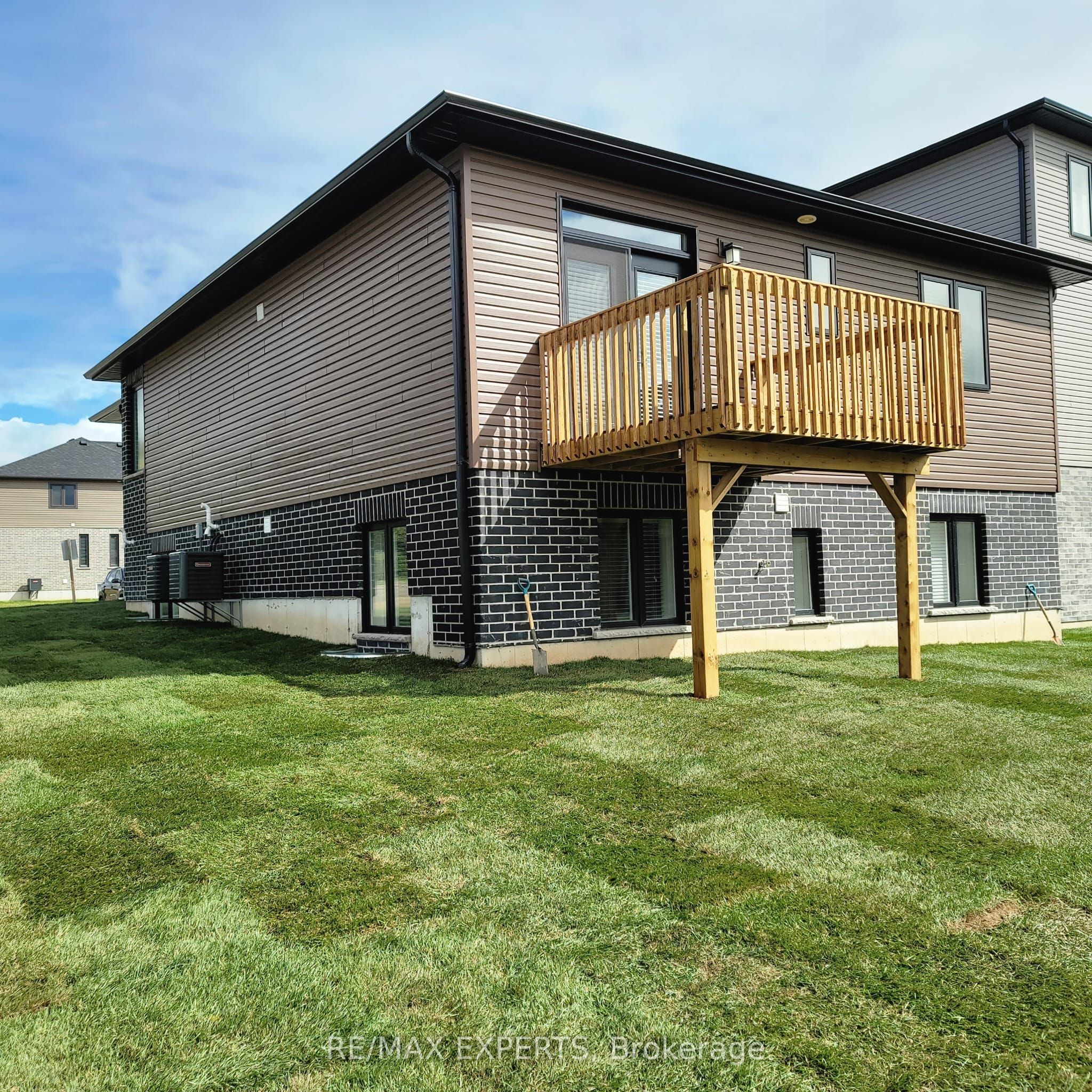 566 Fairway Road Main, Woodstock, ON N4T 0M1 photo 2