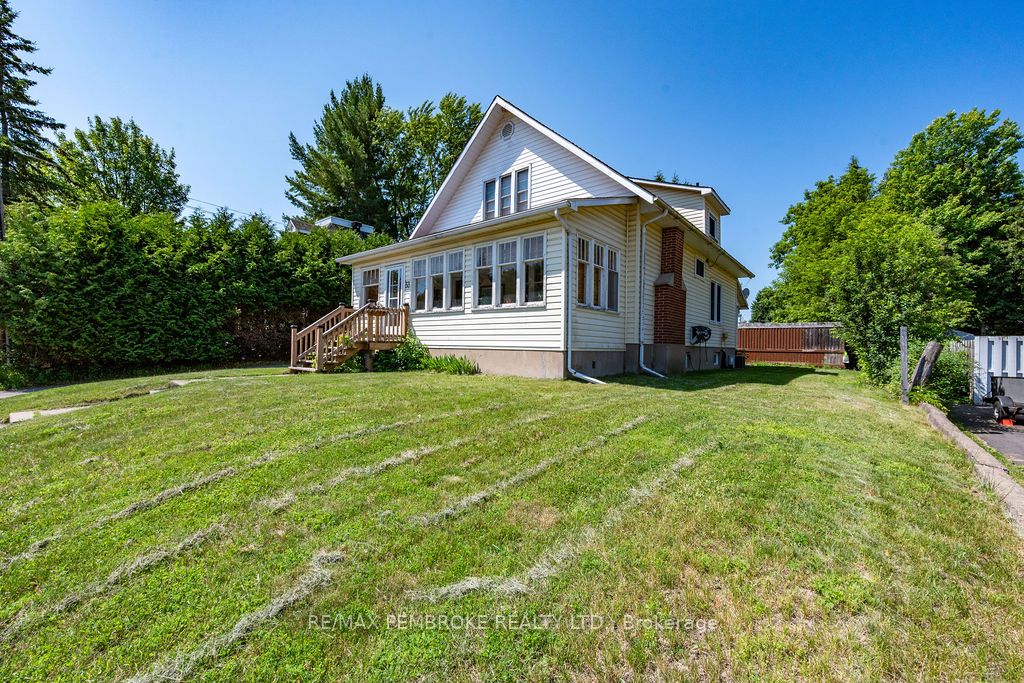 33 Doran Road, Petawawa, ON K8H 1R1