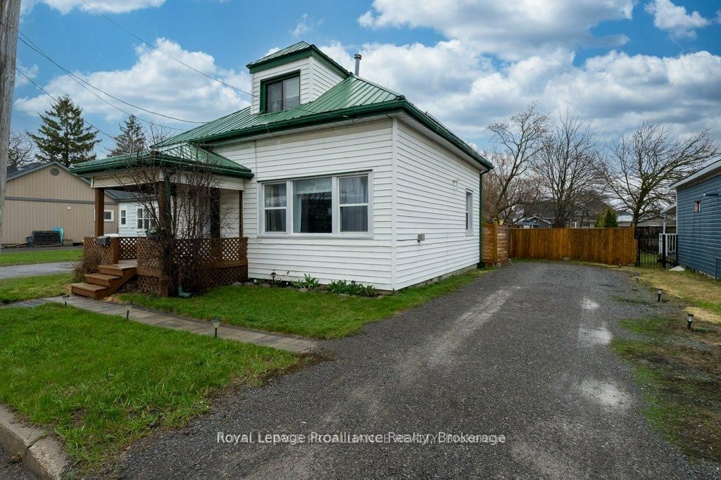 17 Meyers Street, Quinte West, ON K8V 1W5