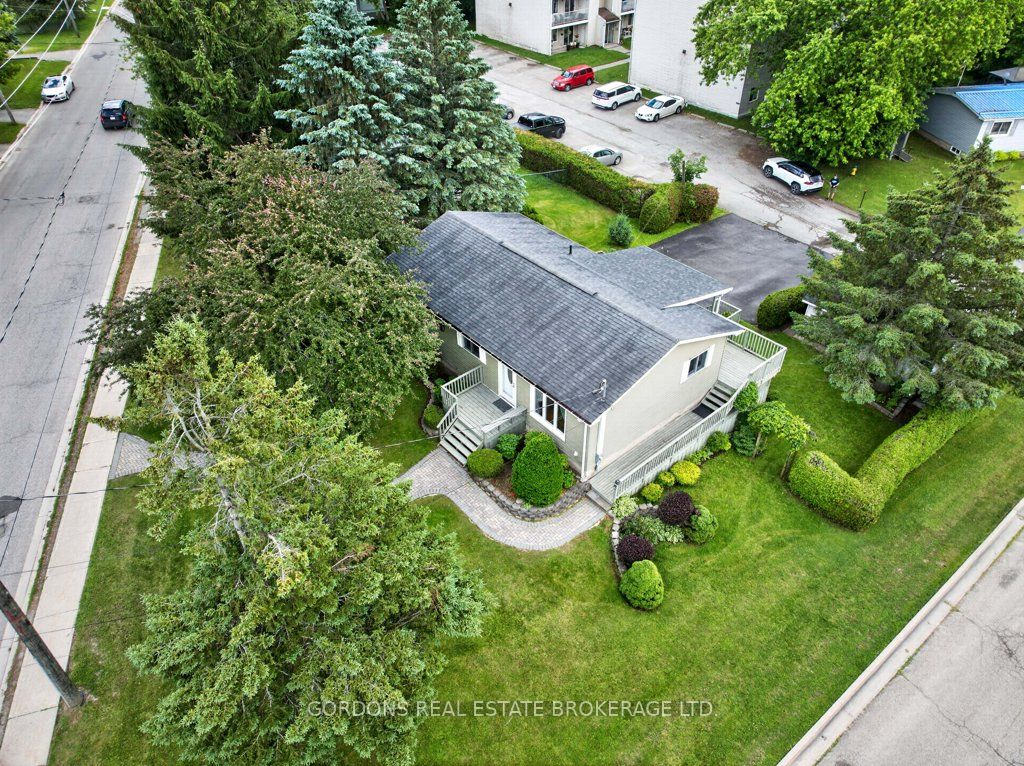 450 Charles Street N, Gananoque, ON K7G 1V7 photo 2