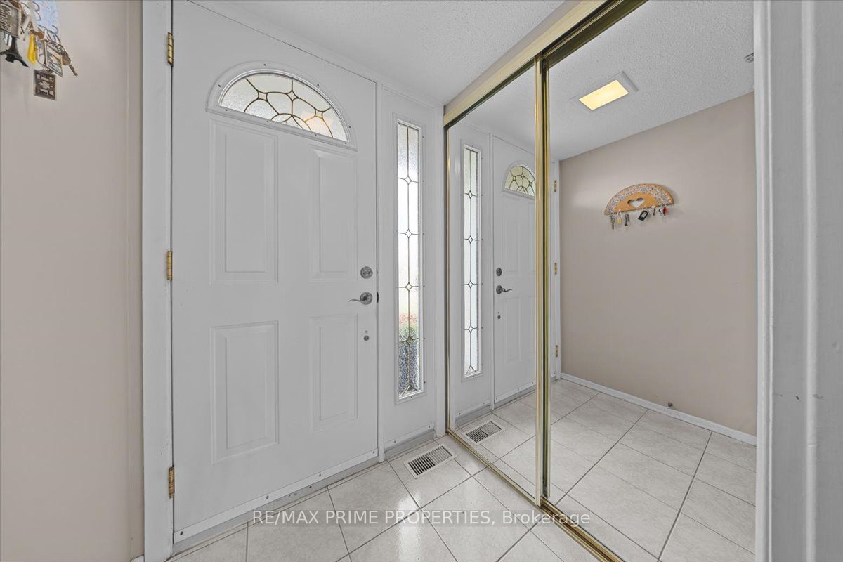 1085 Chateau Crescent, Orleans - Convent Glen and Area, ON K1C 2C9 photo 3