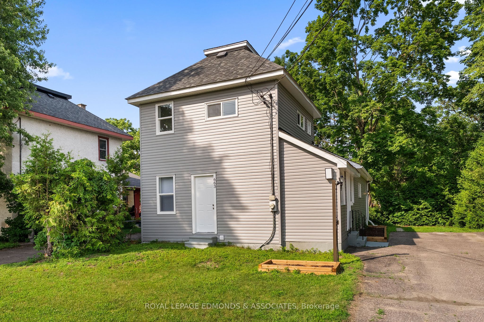663 Fischer Street, Pembroke, ON K8A 6K4 photo 2