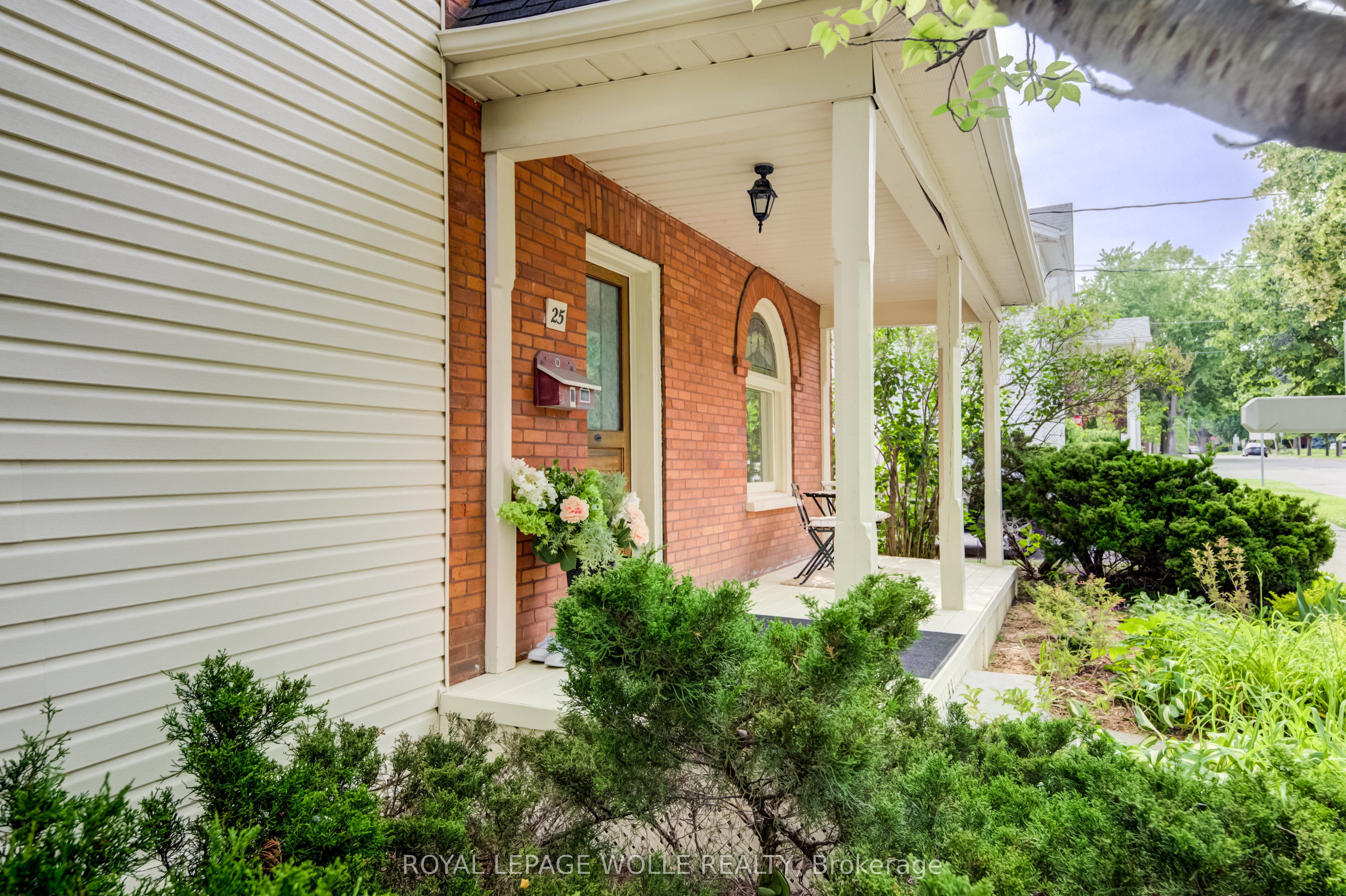 25 Central Street, Waterloo, ON N2L 3A5 photo 5