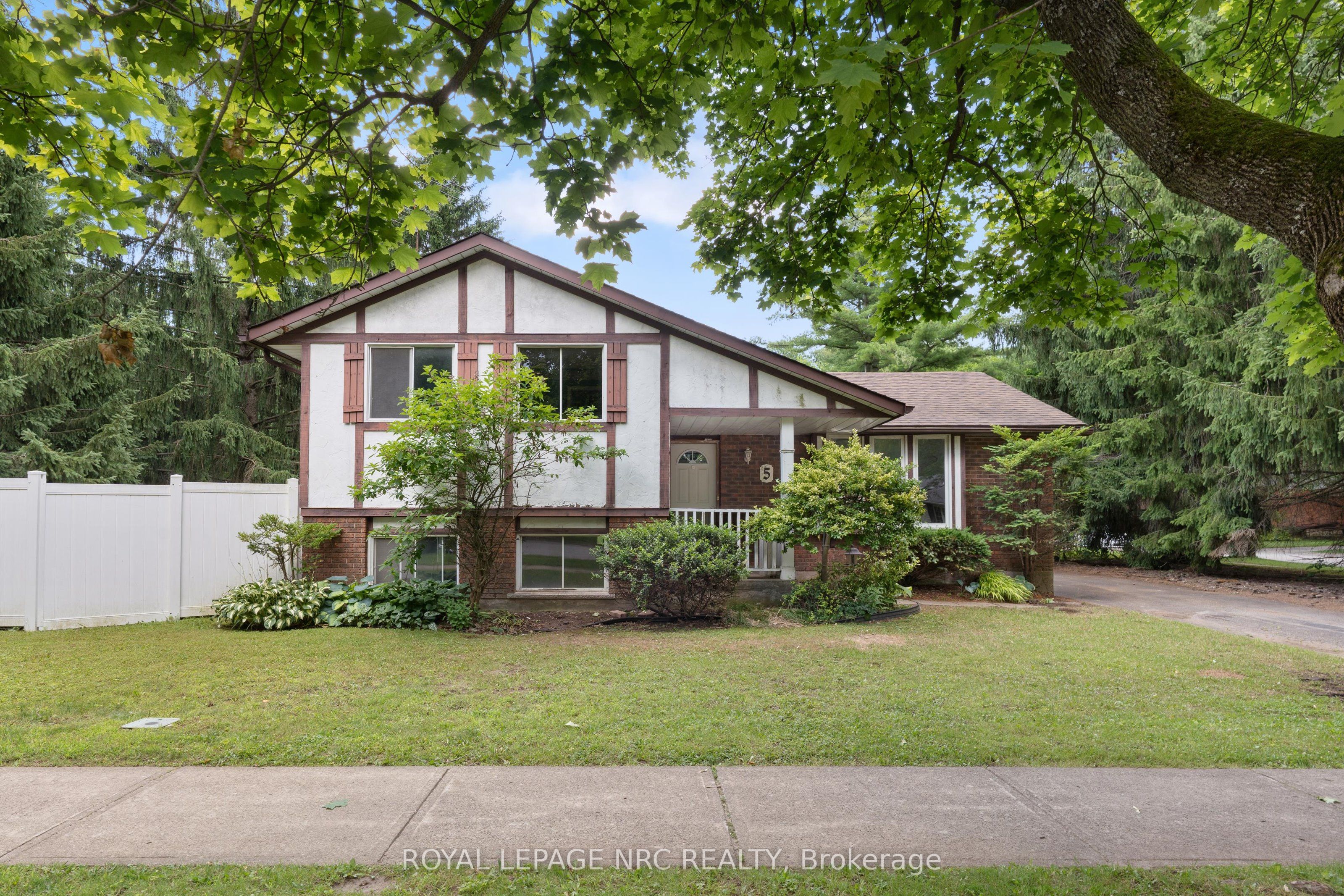 5 Fallingbrook Drive, Pelham, ON L0S 1E1 photo 3