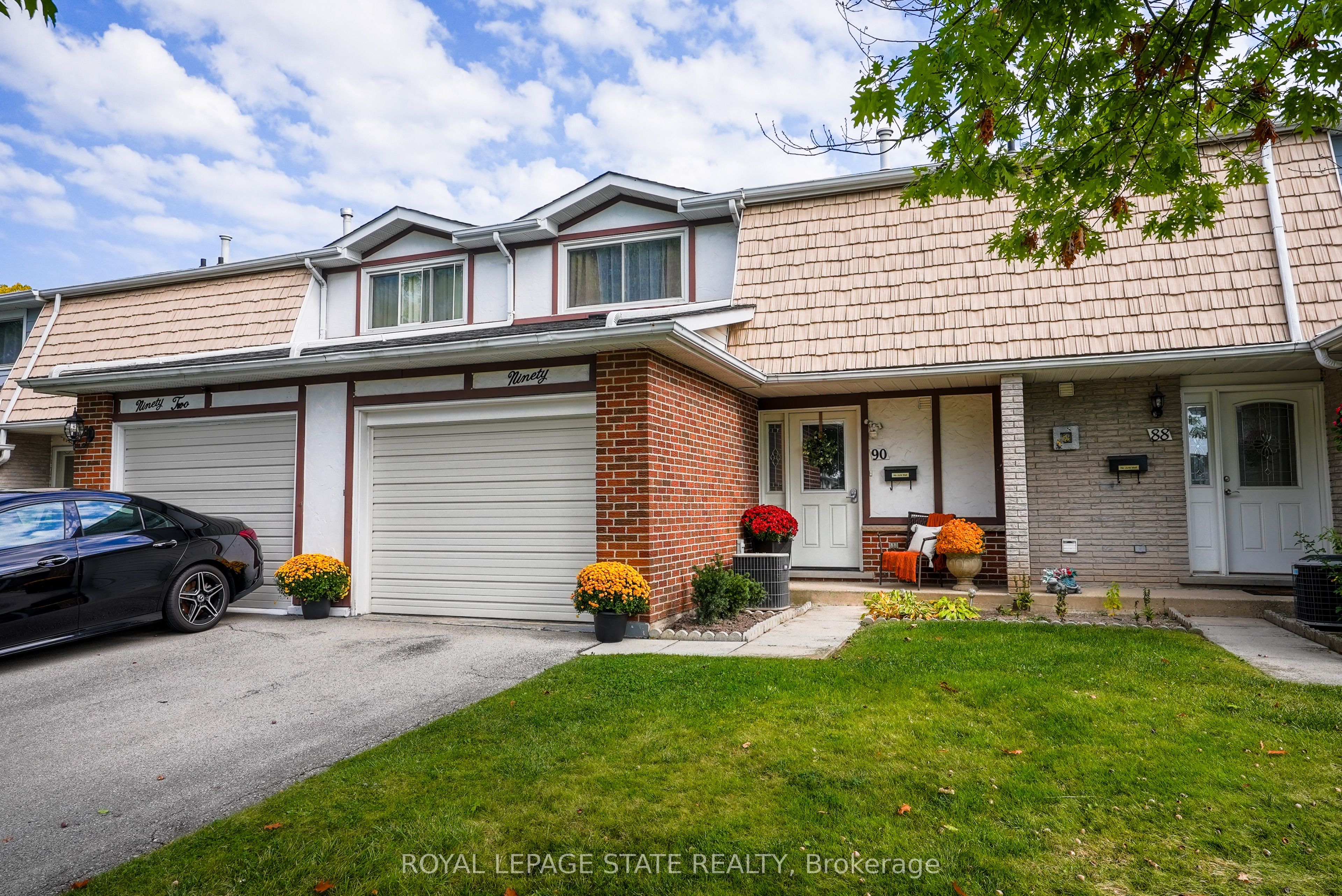90 St Andrews Drive, Hamilton, ON L8K 6H4