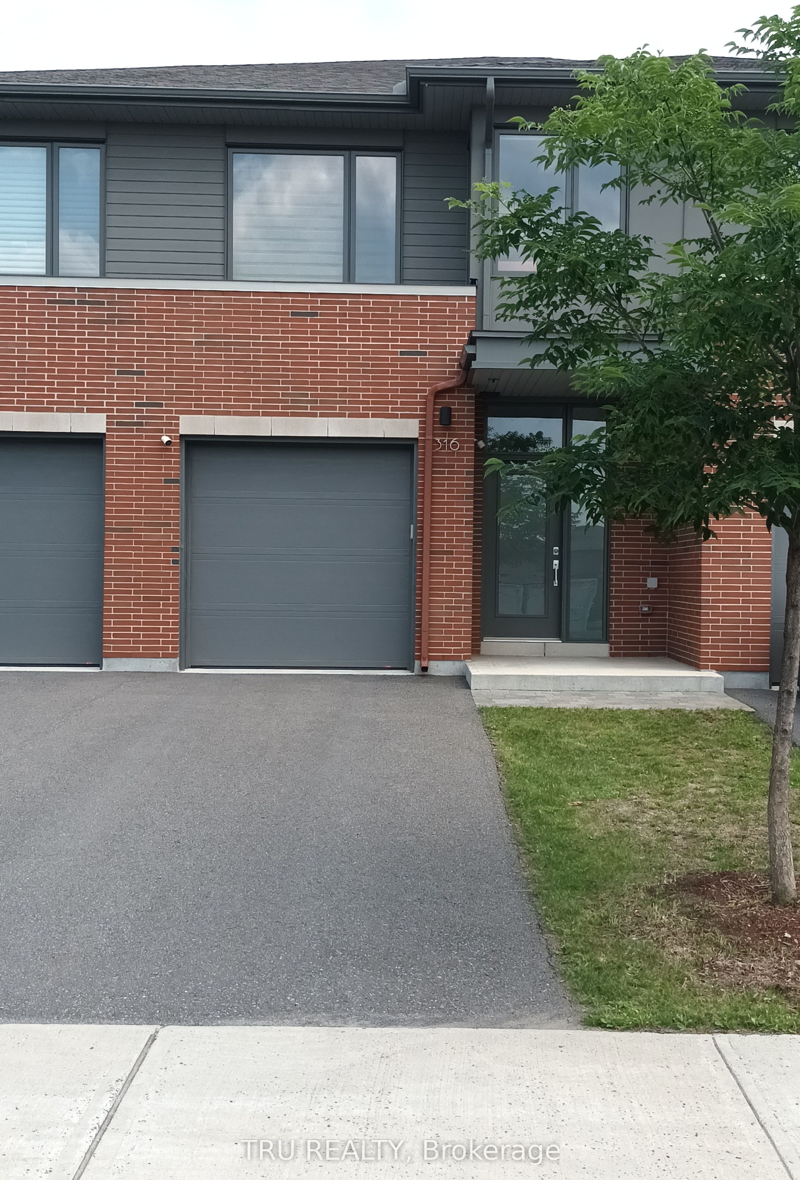 316 Wigwas Street, Manor Park - Cardinal Glen and Area, ON K1K 5A1