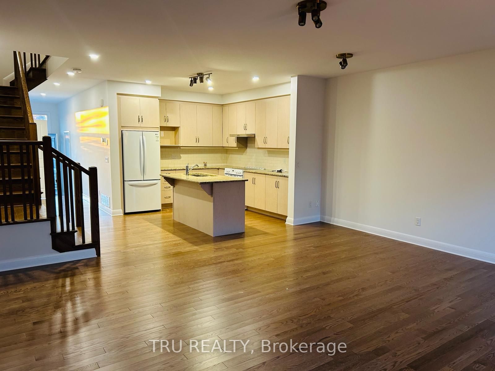 316 Wigwas Street, Manor Park - Cardinal Glen and Area, ON K1K 5A1 photo 4