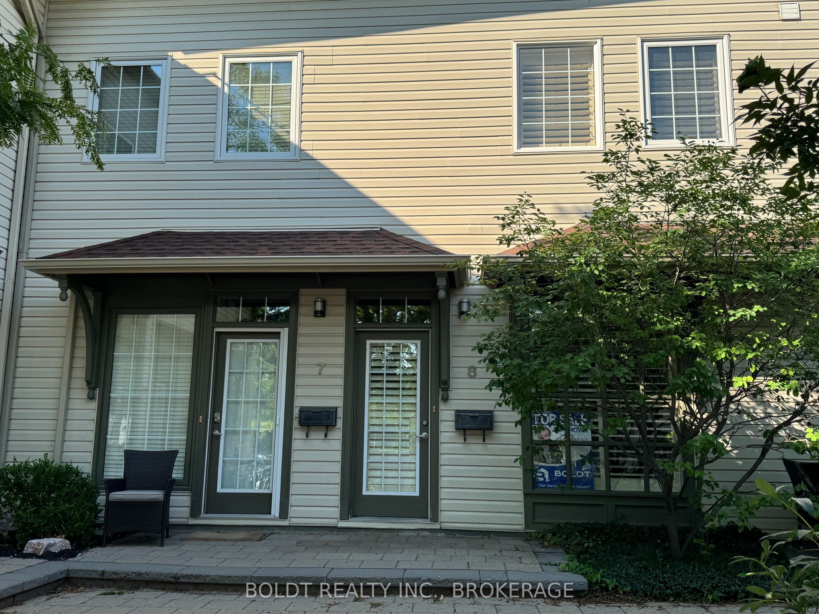 49 ONTARIO Street 8, Grimsby, ON L3M 3H2 photo 2