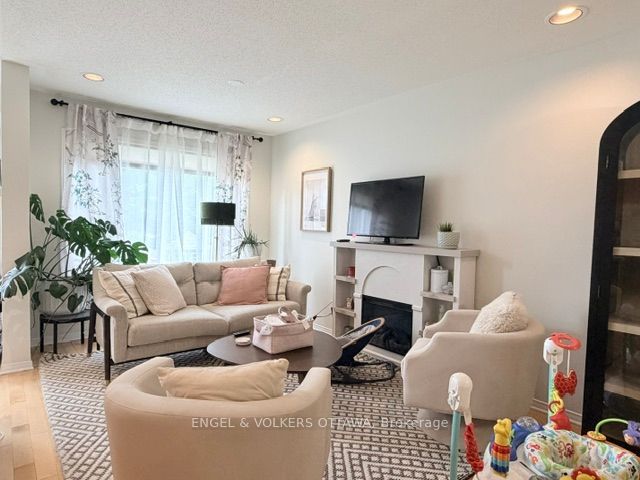 124 Landover Crescent, Kanata, ON K2M 2W2 photo 2