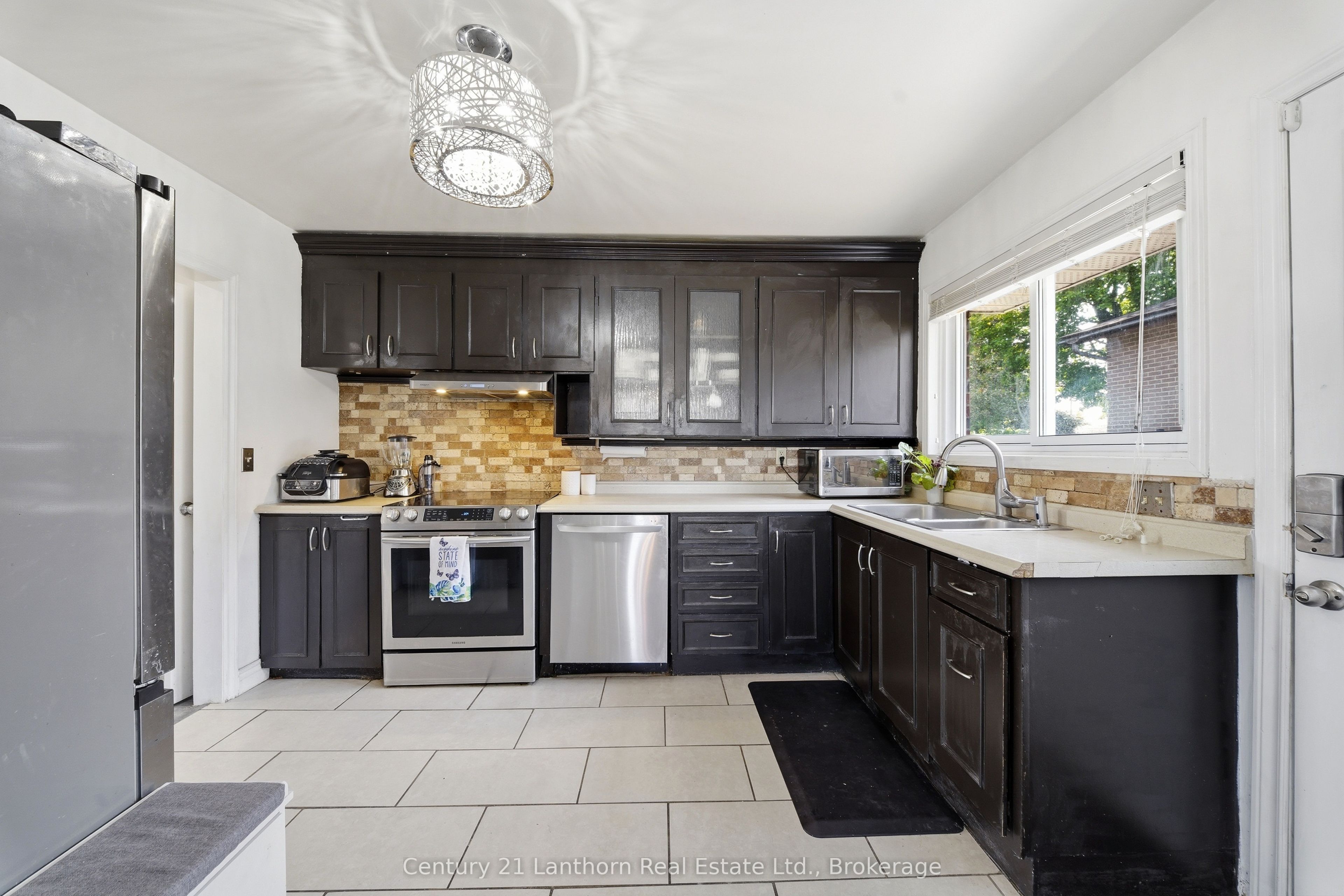 15 Wilson Crescent, Quinte West, ON K8V 1Y2 photo 4