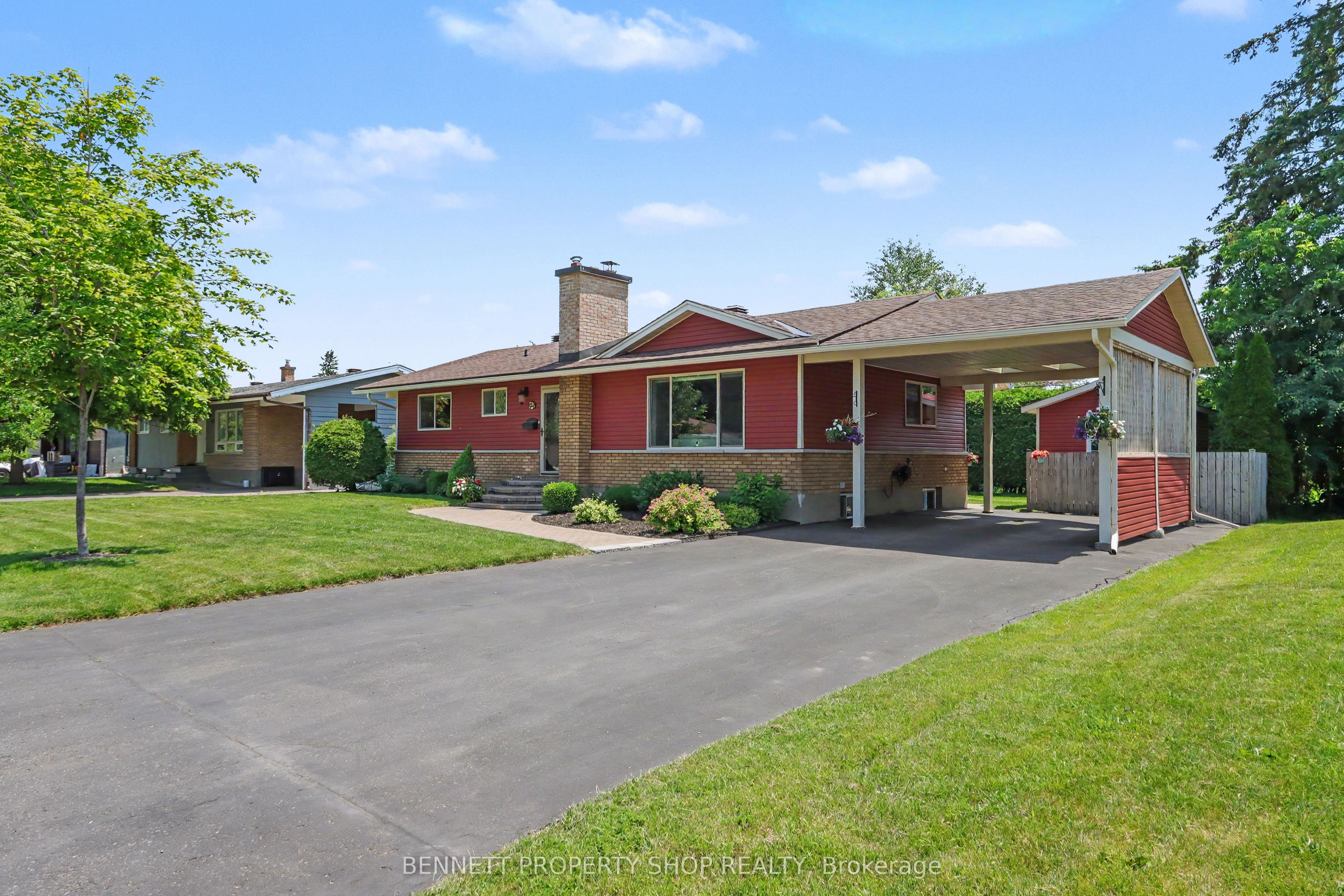 28 Majestic Drive, South of Baseline to Knoxdale, ON K2G 1C7 photo 2