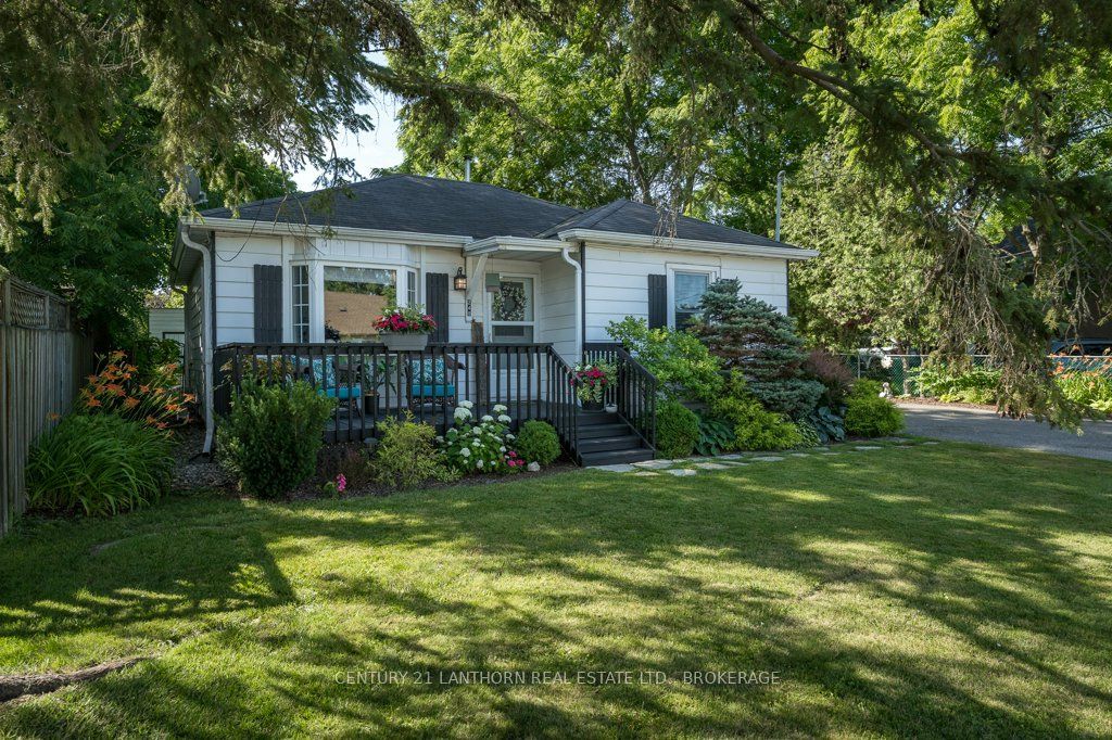 240 Thomas Street W, Greater Napanee, ON K7R 2H9 photo 2