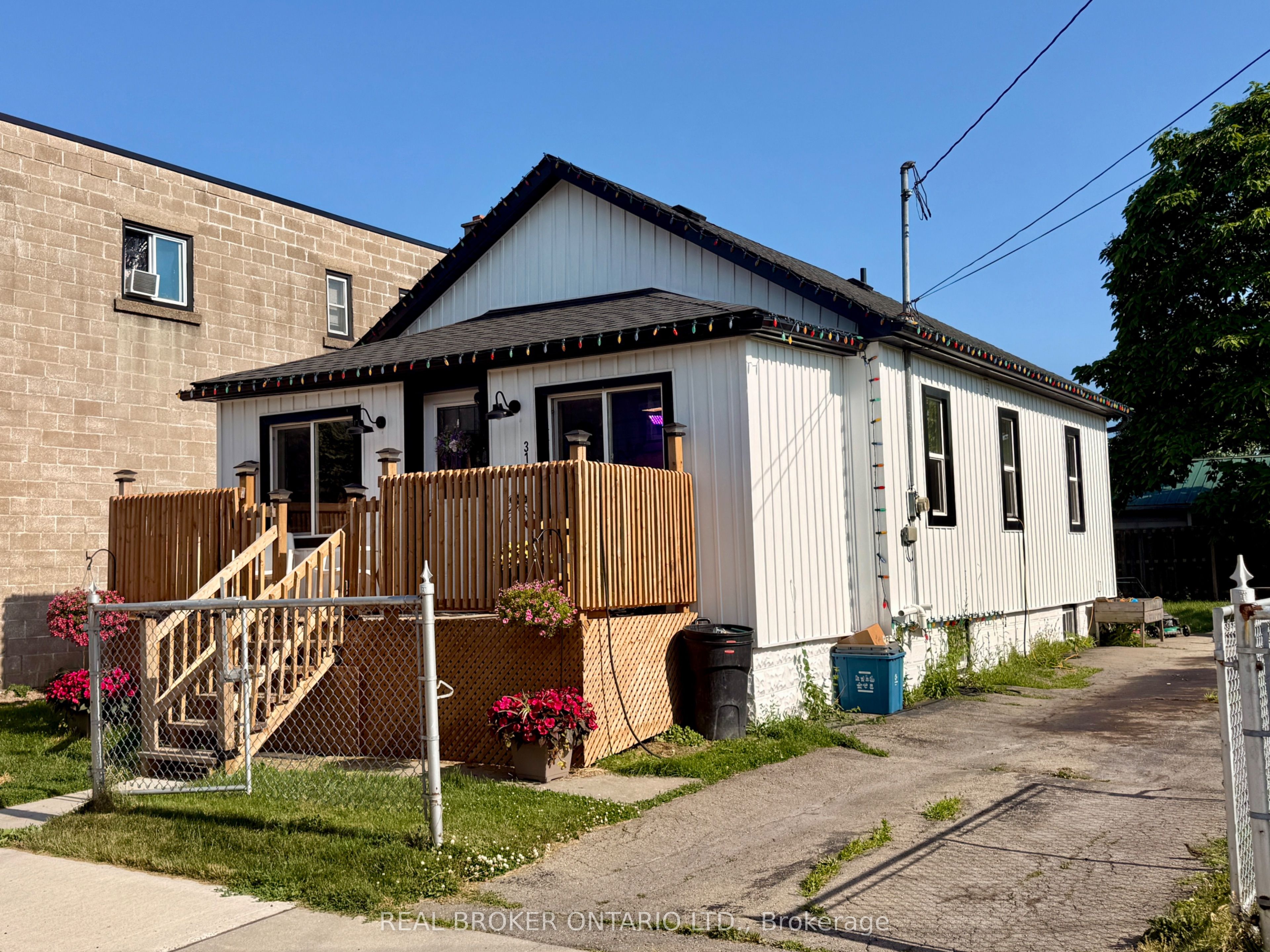 314 Broadway Street, Welland, ON L3C 5L9 photo 2