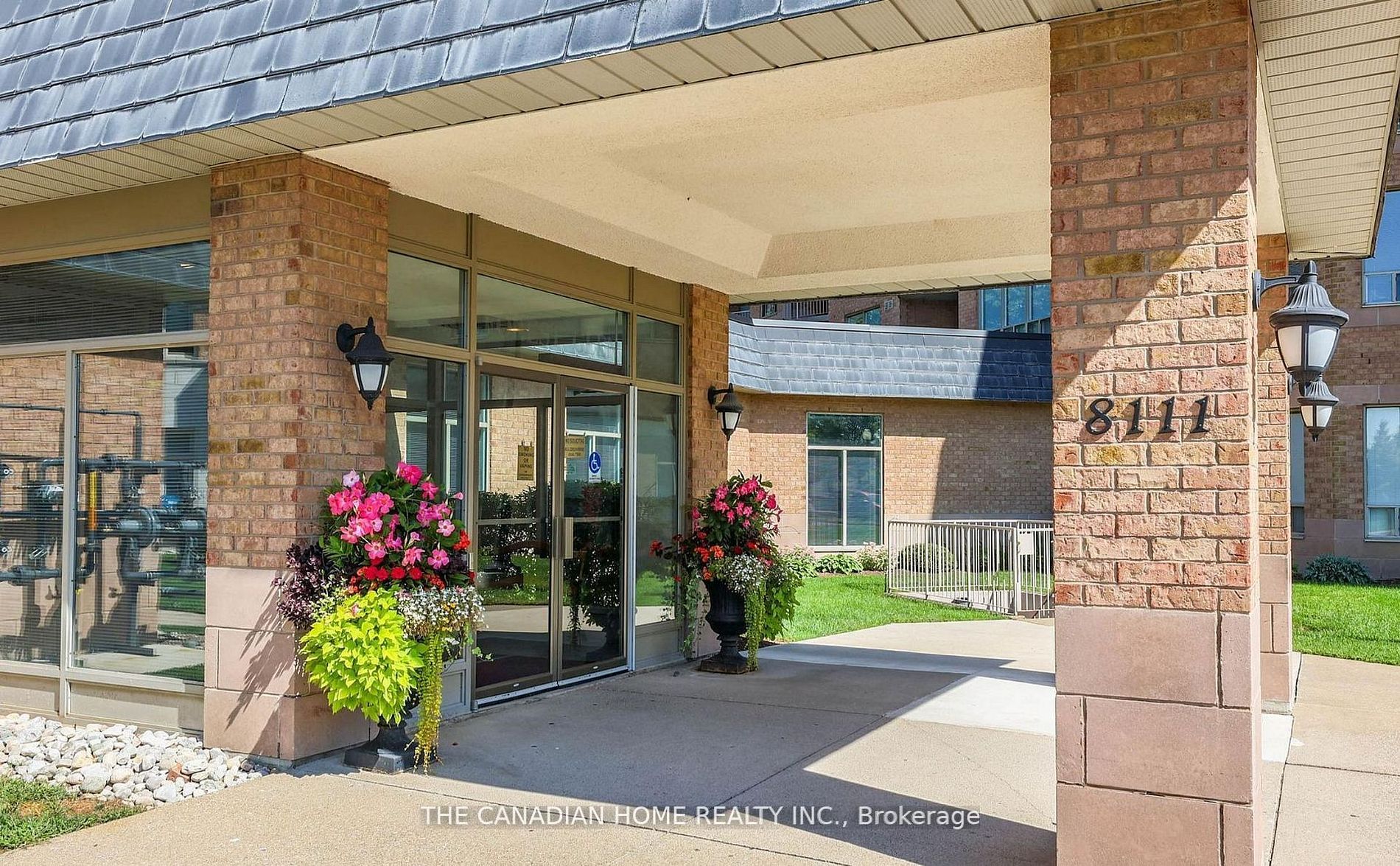 8111 Forest Glen Drive 332, Niagara Falls, ON L2H 2Y7 photo 2