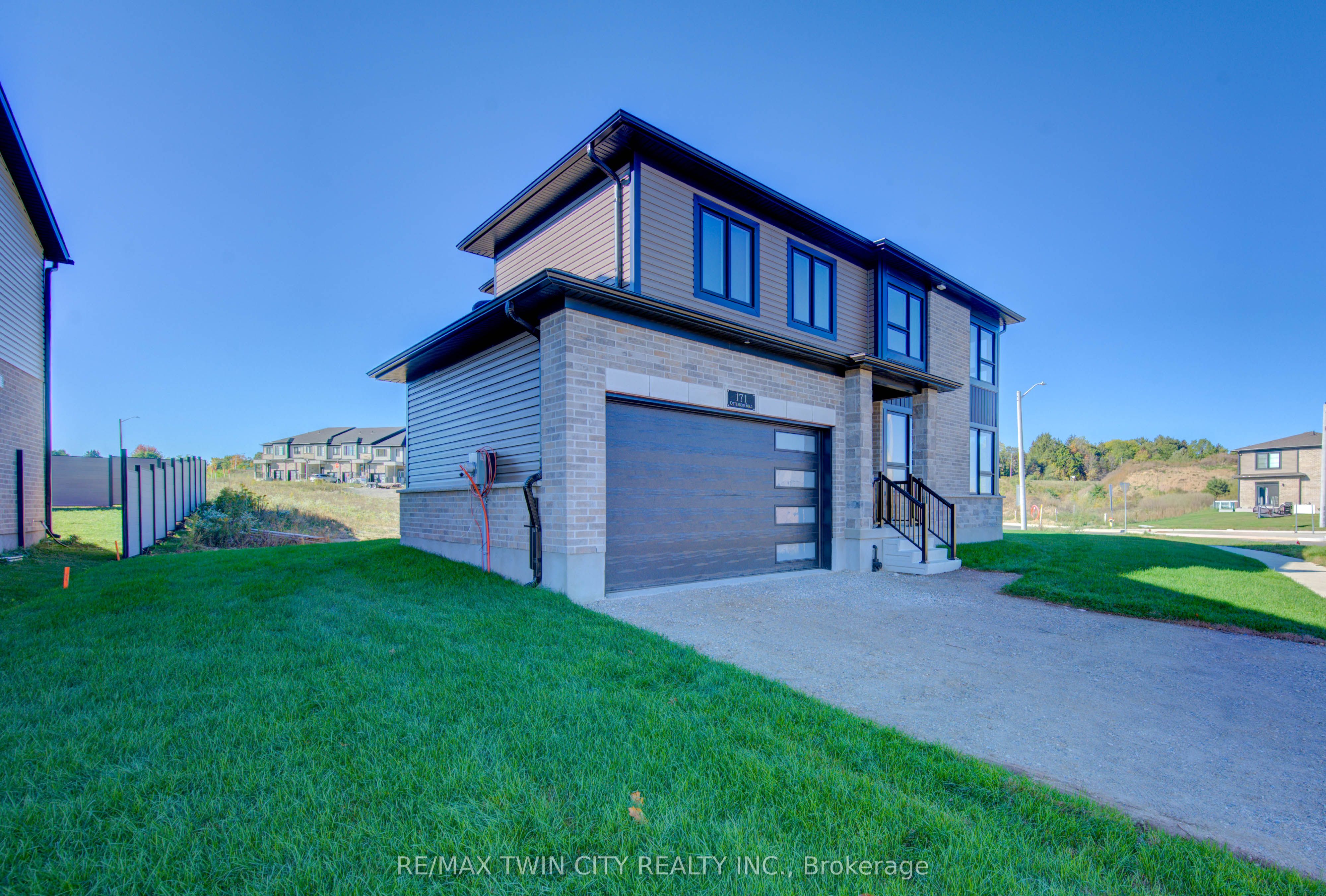 171 Otterbein Road, Kitchener, ON N2B 0A8 photo 2