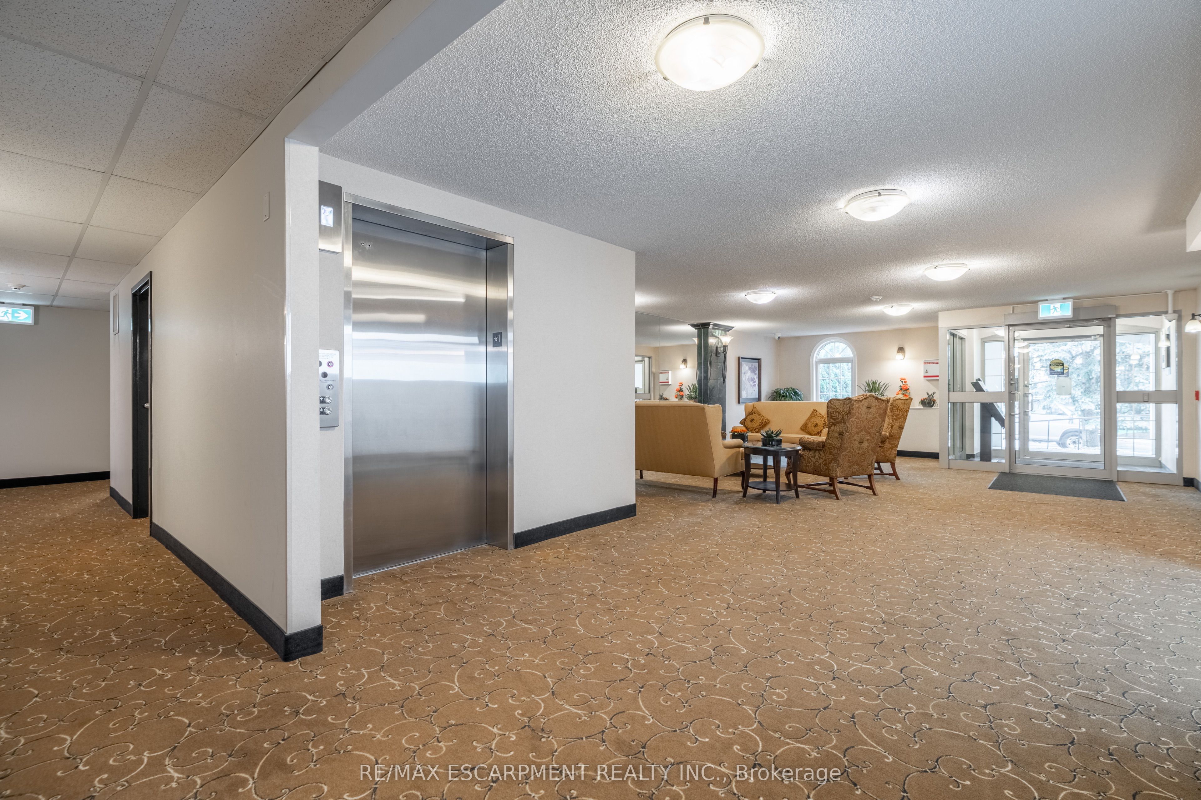 970 Golf Links Road 306, Hamilton, ON L9K 1J8 photo 2