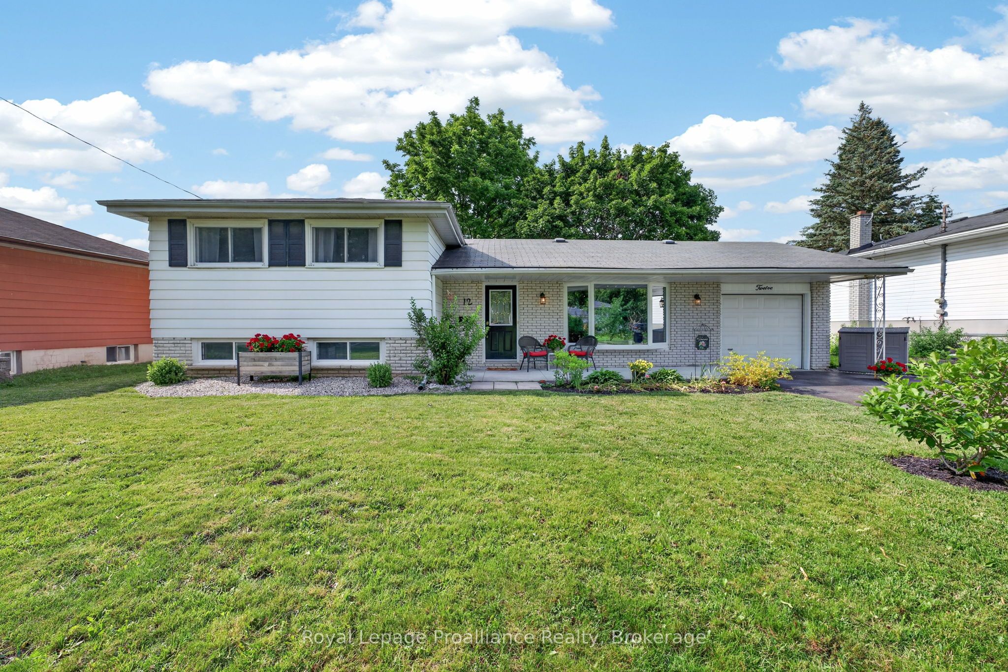 12 Stavebank Road, Belleville, ON K8P 2N6