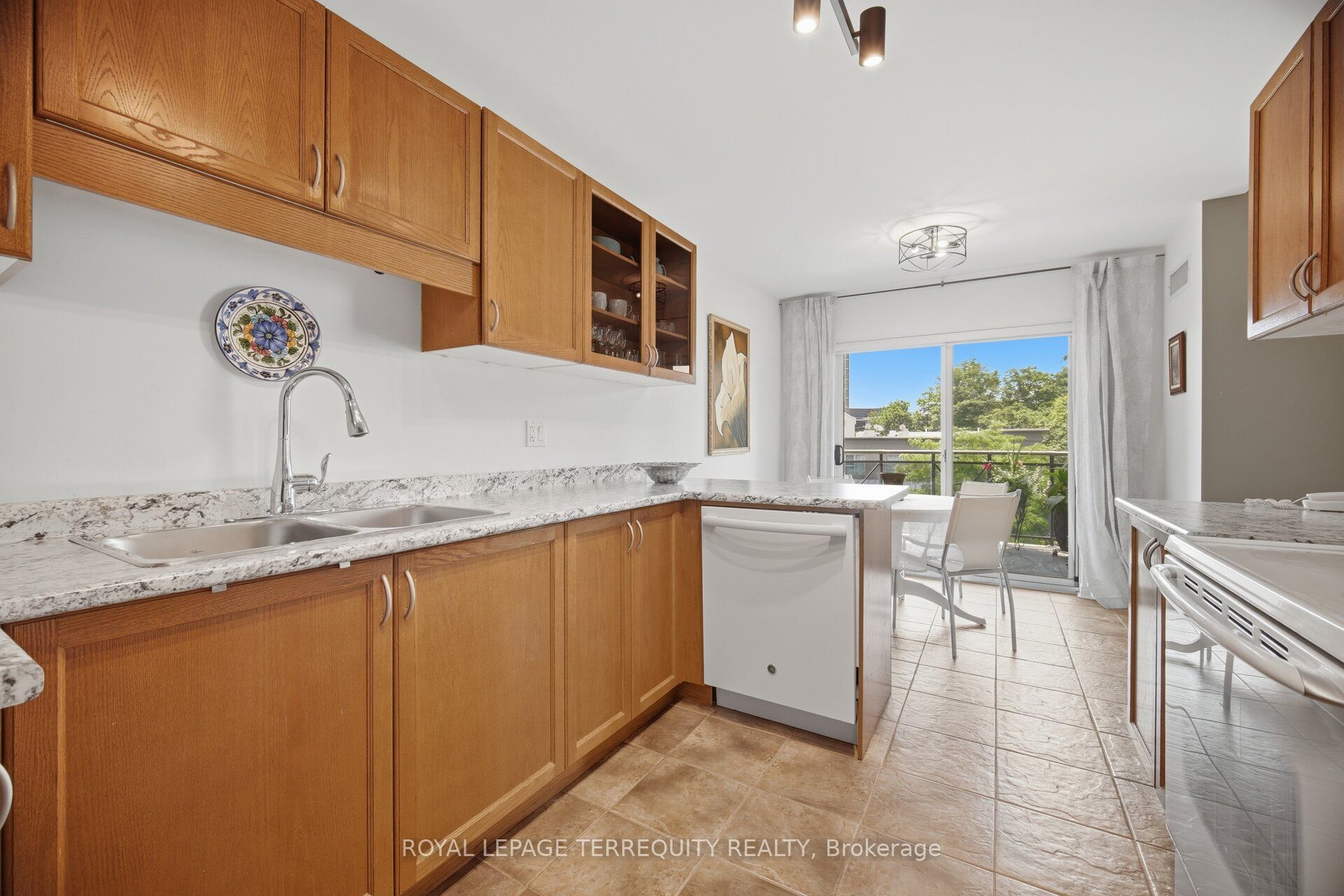 2000 Creekside Drive 707, Hamilton, ON L9H 7S7 photo 4