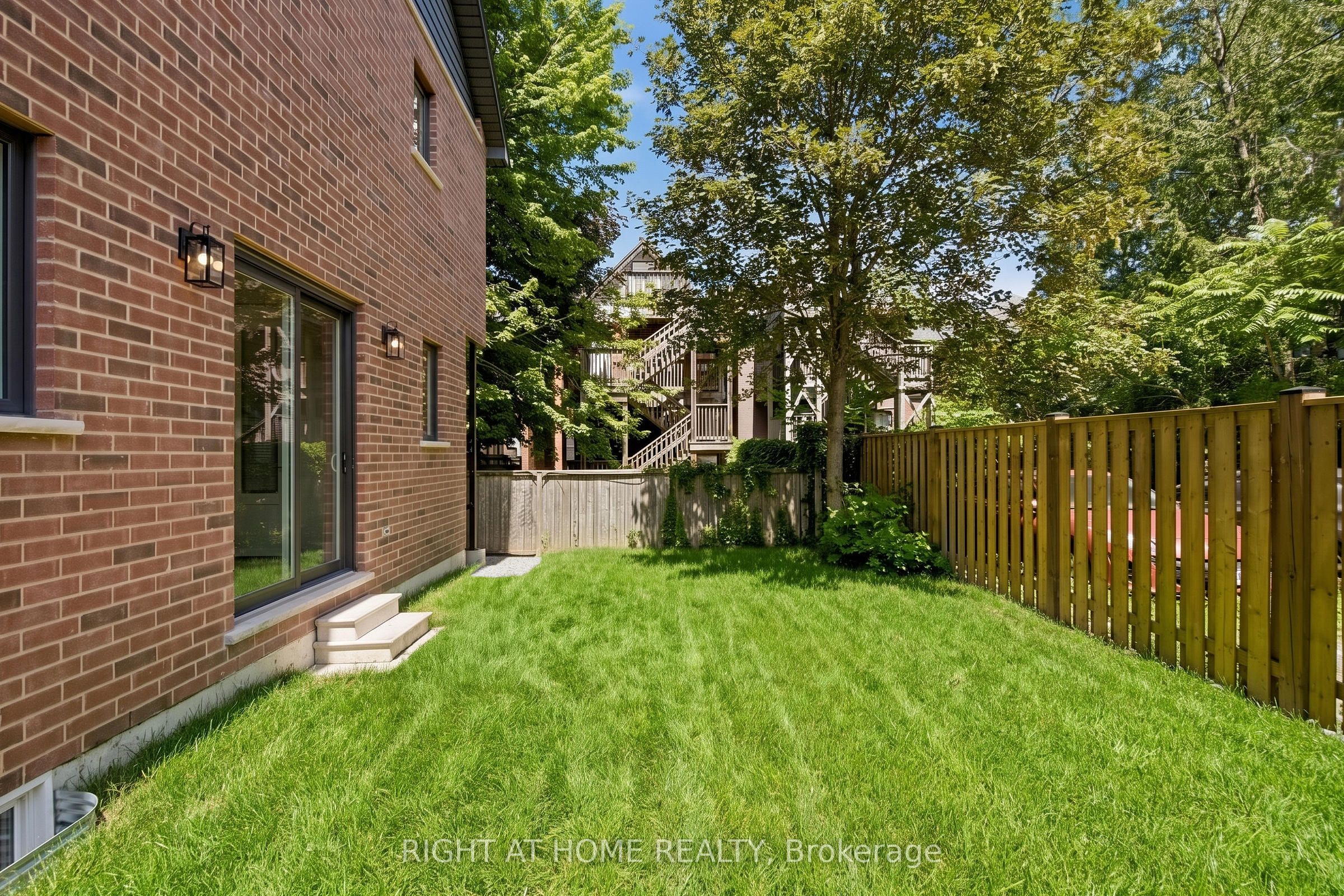 279 Hess Street S, Hamilton, ON L8P 3P6 photo 2