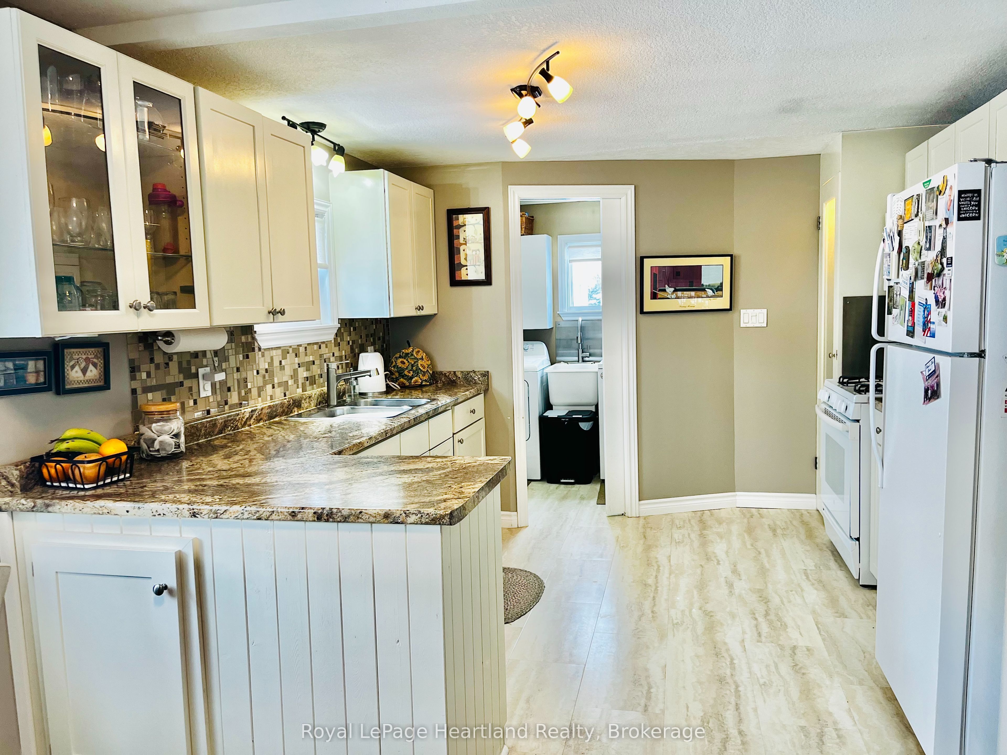 12 Velma Street, Strathroy-Caradoc, ON N7G 3L3 photo 2