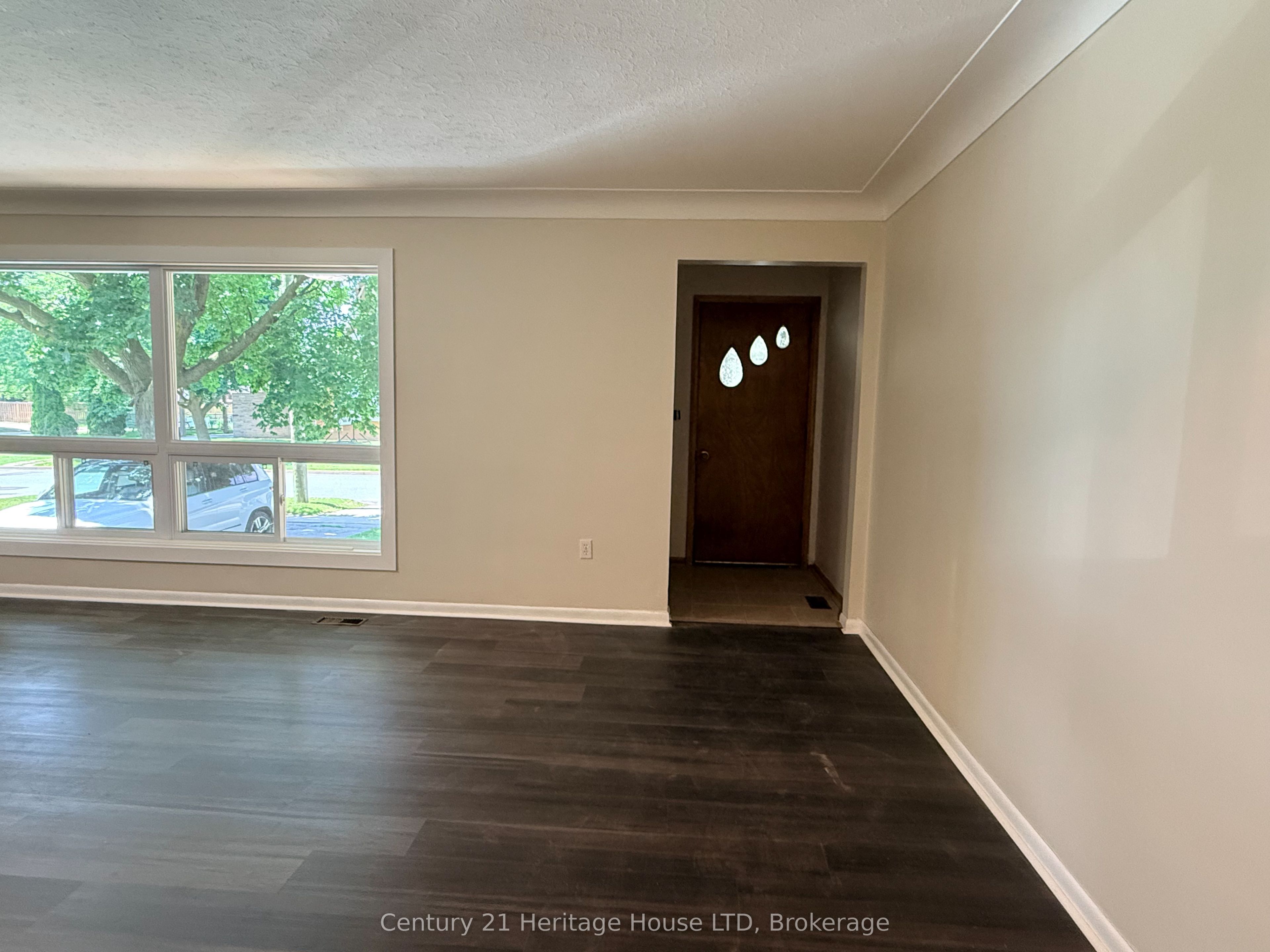 6780 Hagar Avenue, Niagara Falls, ON L2G 5M4 photo 2