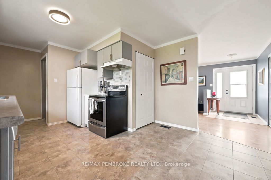41 Meadowbrook Drive, Laurentian Valley, ON K8A 7C2 photo 4