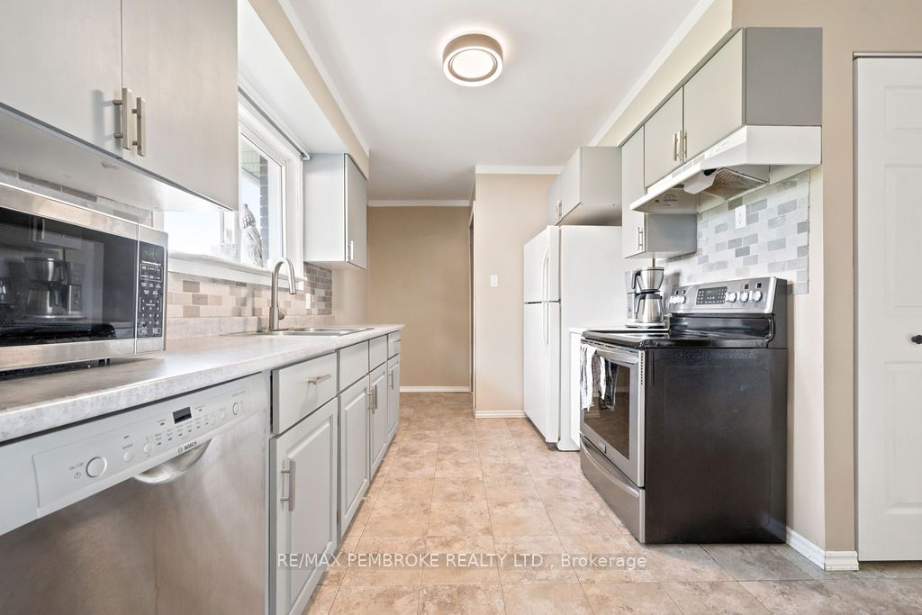 41 Meadowbrook Drive, Laurentian Valley, ON K8A 7C2 photo 5