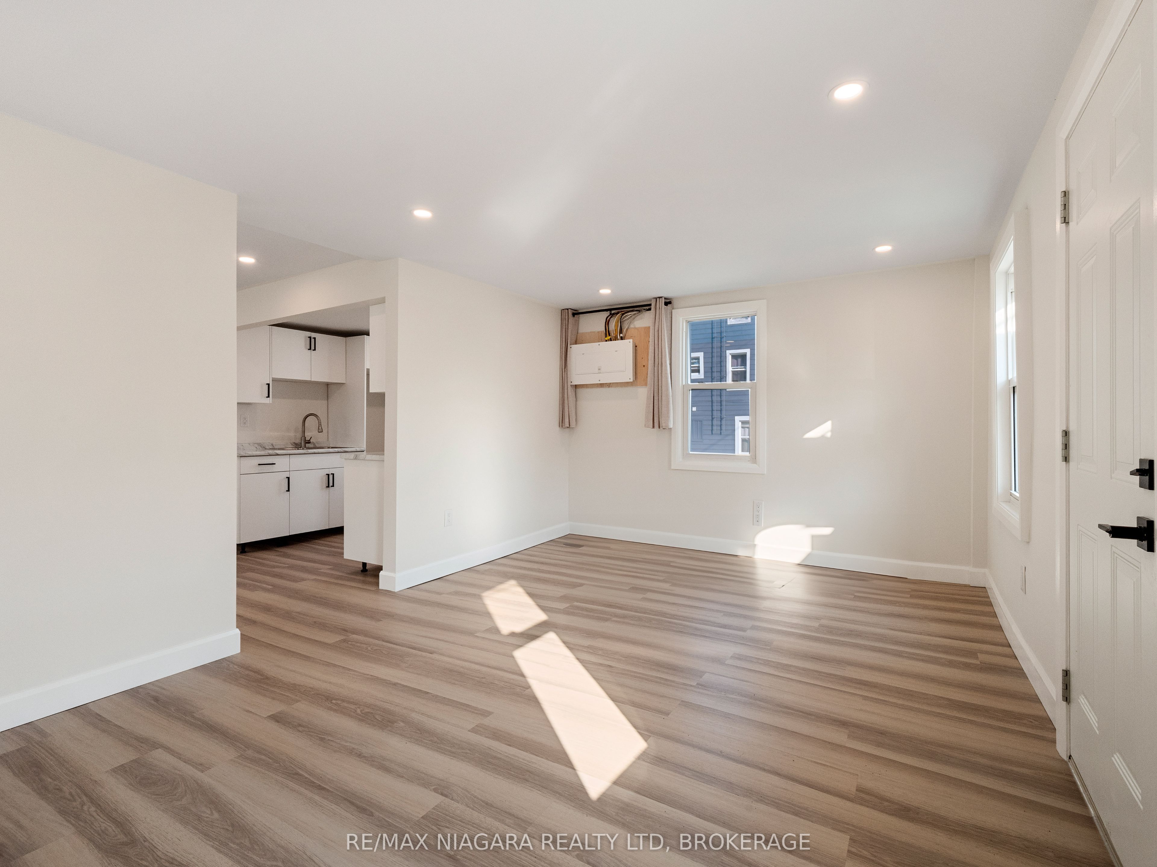 132 Waterloo Street 1, Fort Erie, ON L2A 3K2 photo 3