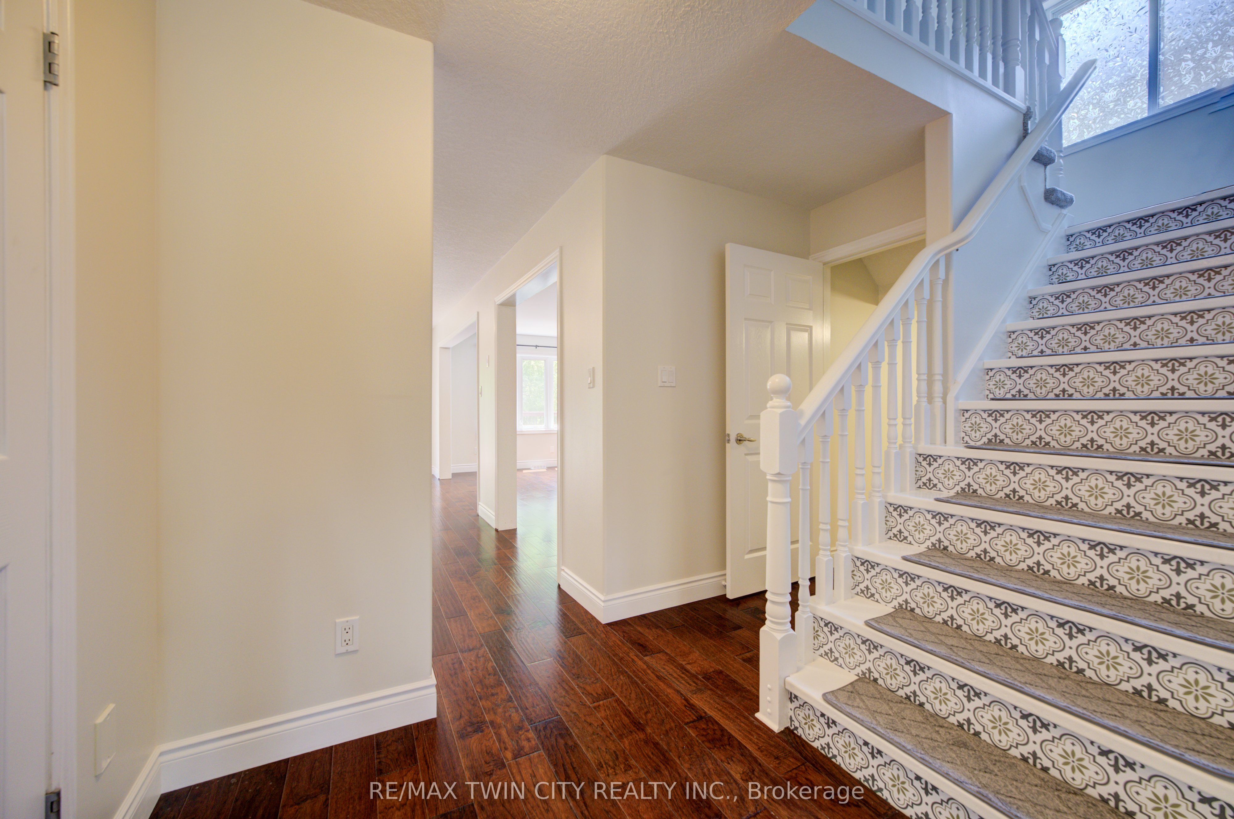 569 Violet Street, Waterloo, ON N2V 2T8 photo 4