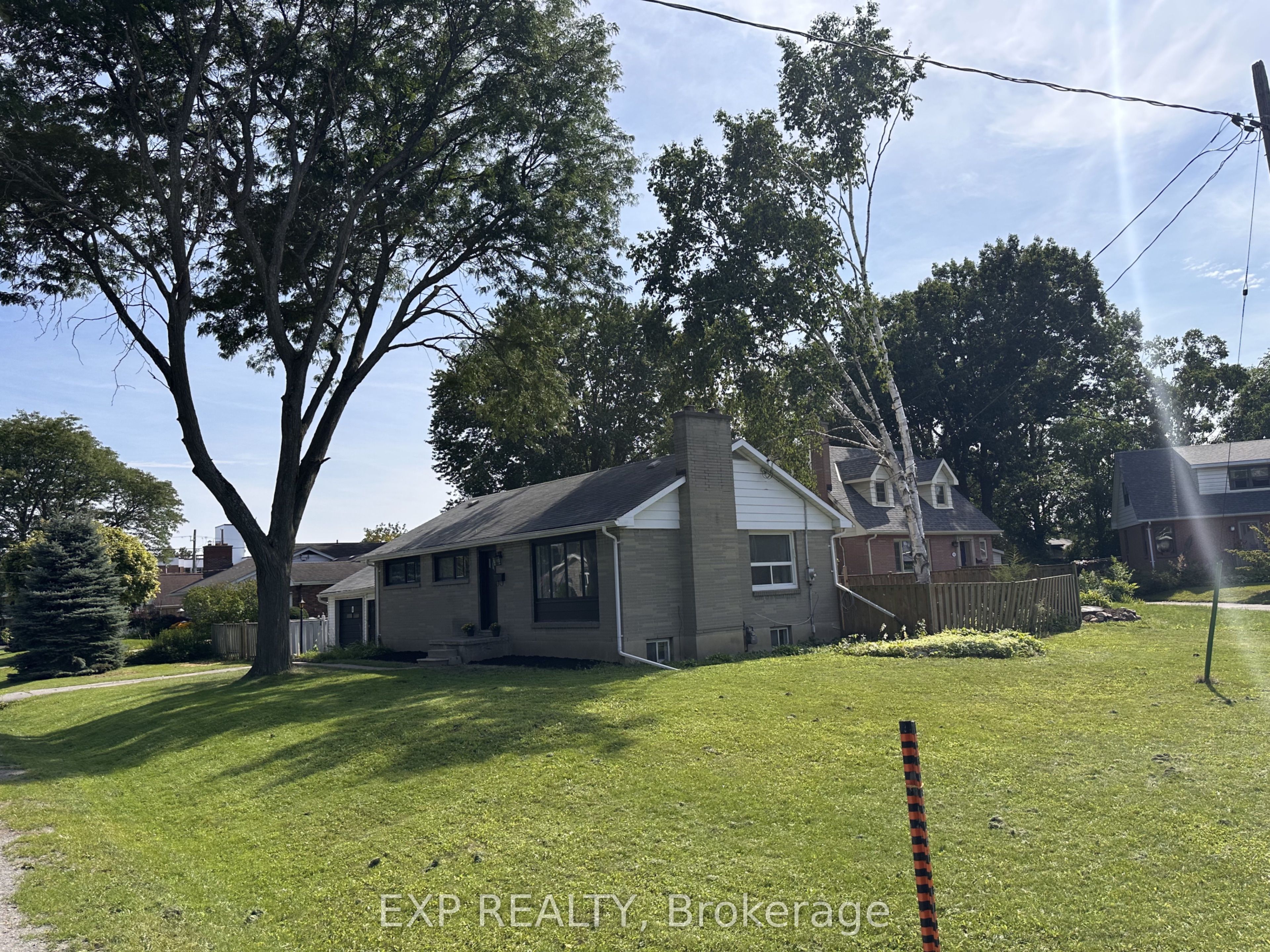 6 Woodland Acres W, Belleville, ON K8N 4K1 photo 2