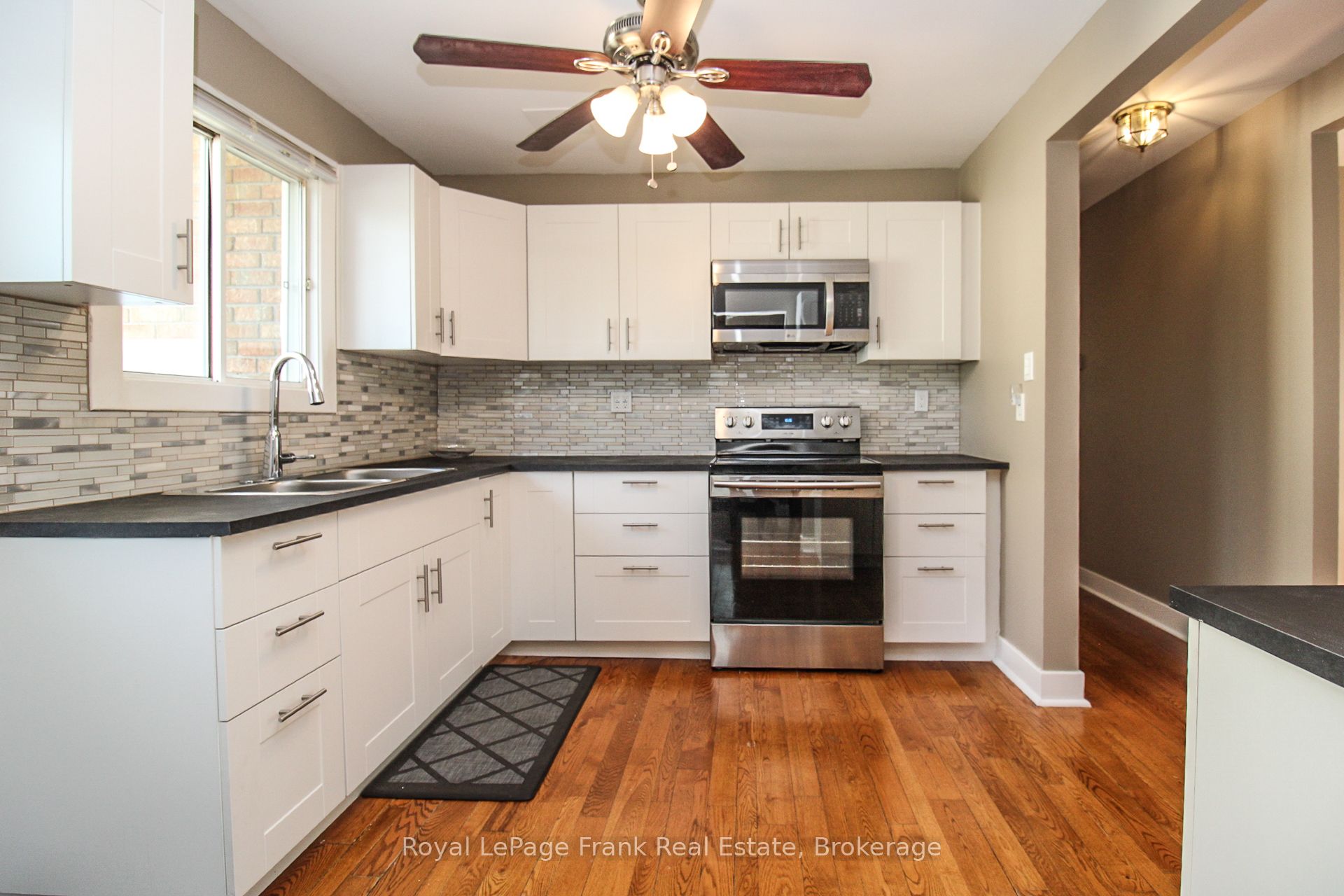 938 Parkhill Road W, Peterborough, ON K9J 6P3 photo 4