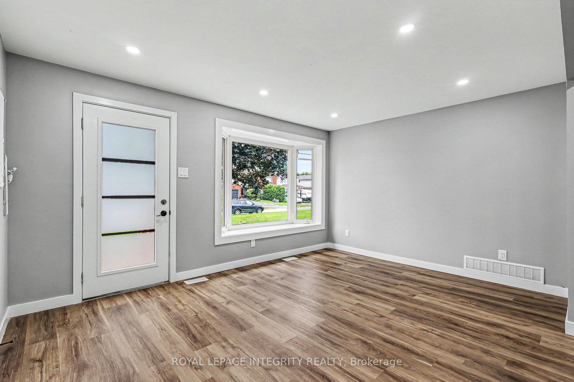 1936 Belcourt Boulevard 1, Orleans - Convent Glen and Area, ON K1C 1M5 photo 5