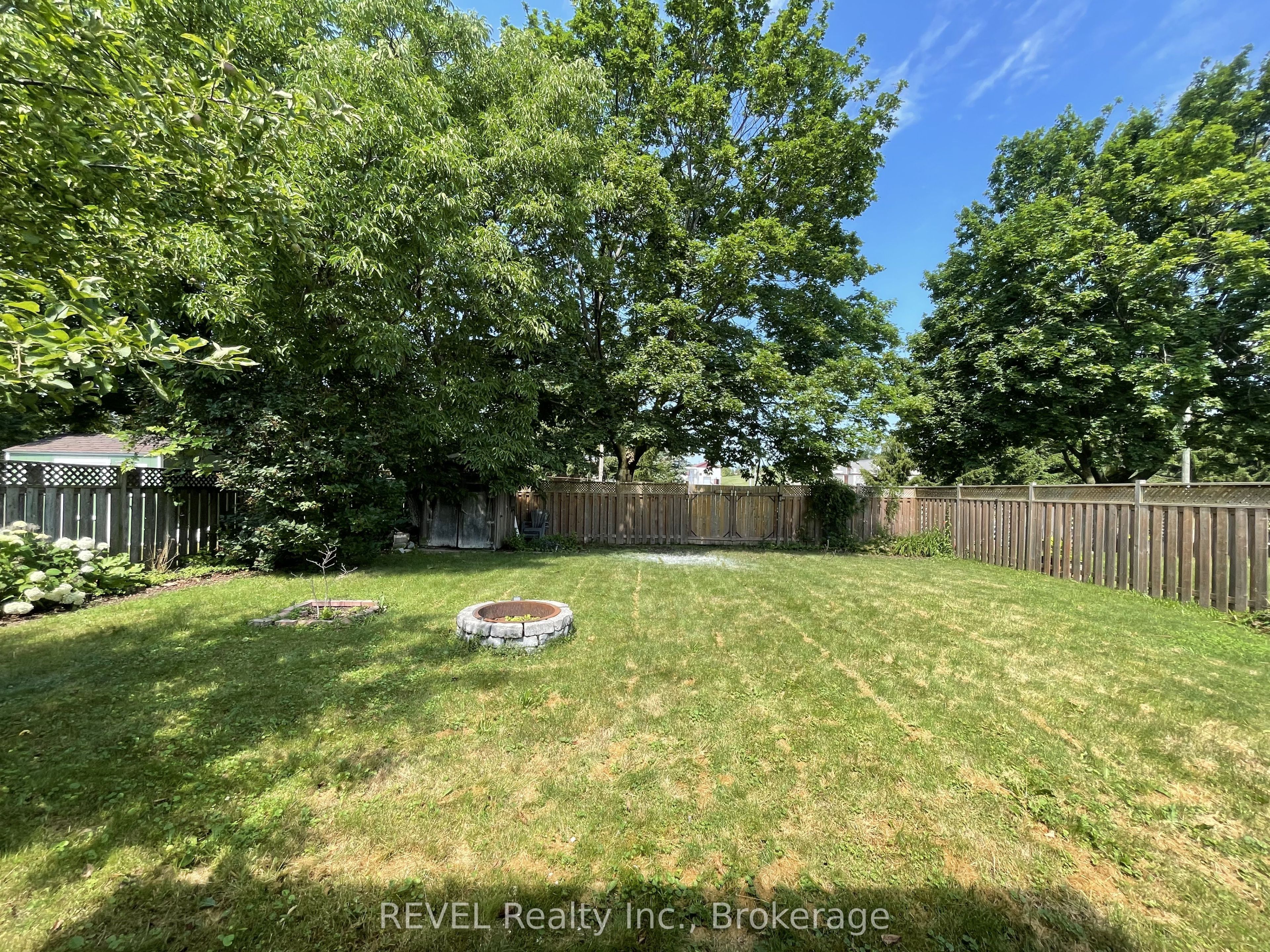 24 Rembrandt Drive, Grimsby, ON L3M 5A1