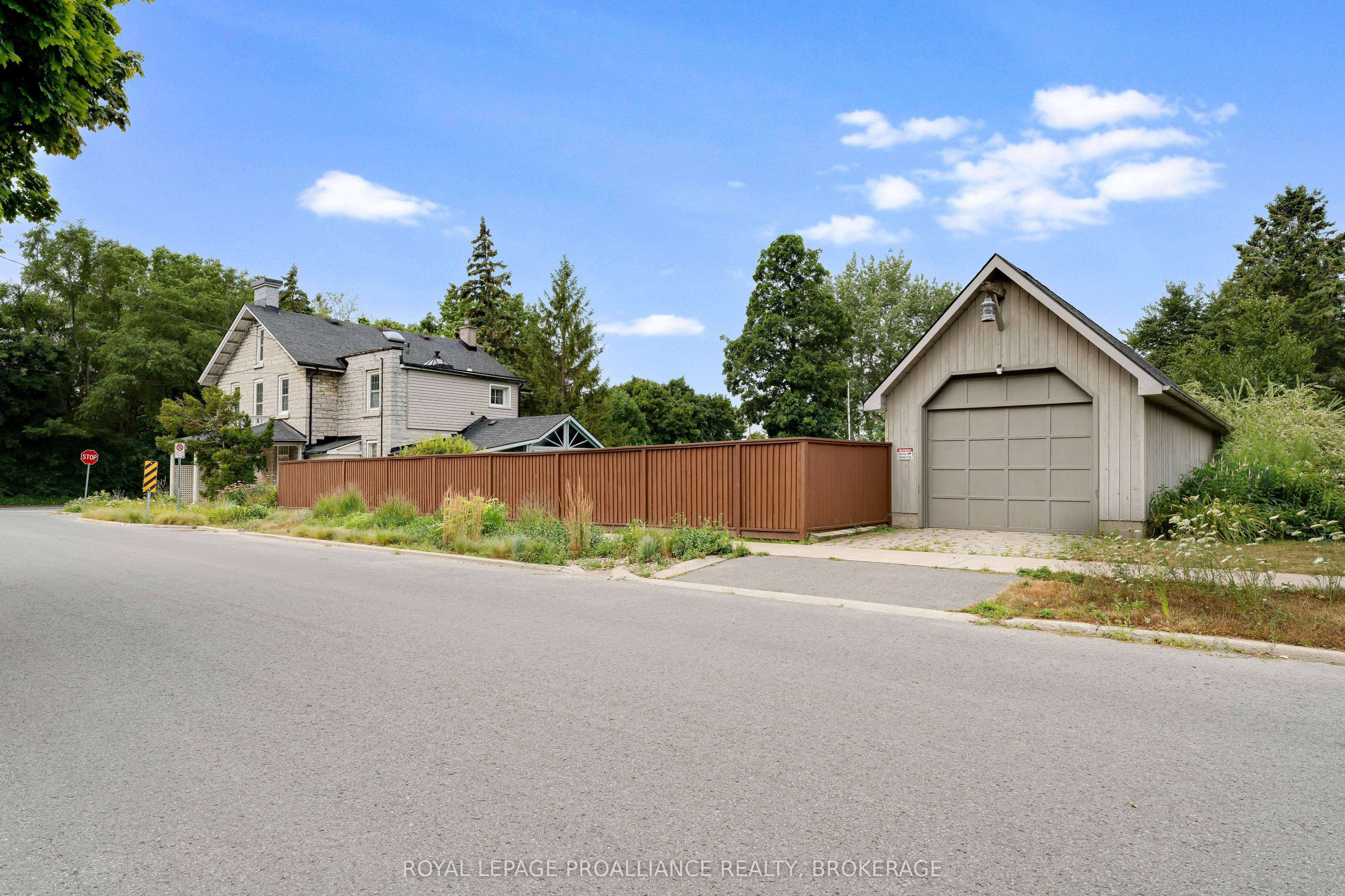 2 Alwington Avenue, Kingston, ON K7L 4R3 photo 3