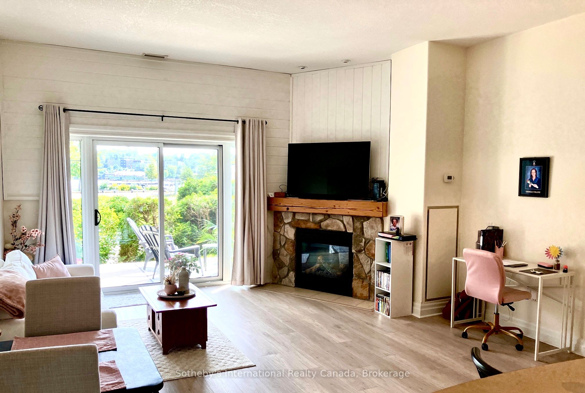 110 Steamship Bay Road 102, Gravenhurst, ON P1P 1Z9