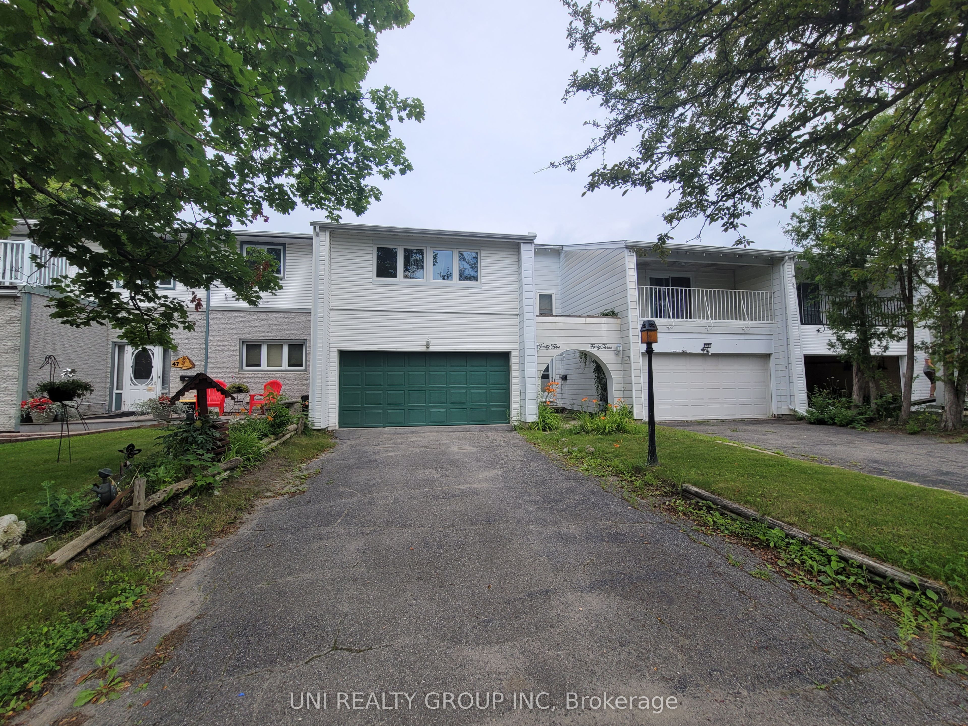 45 GRADY Crescent, South of Baseline to Knoxdale, ON K2H 5S2