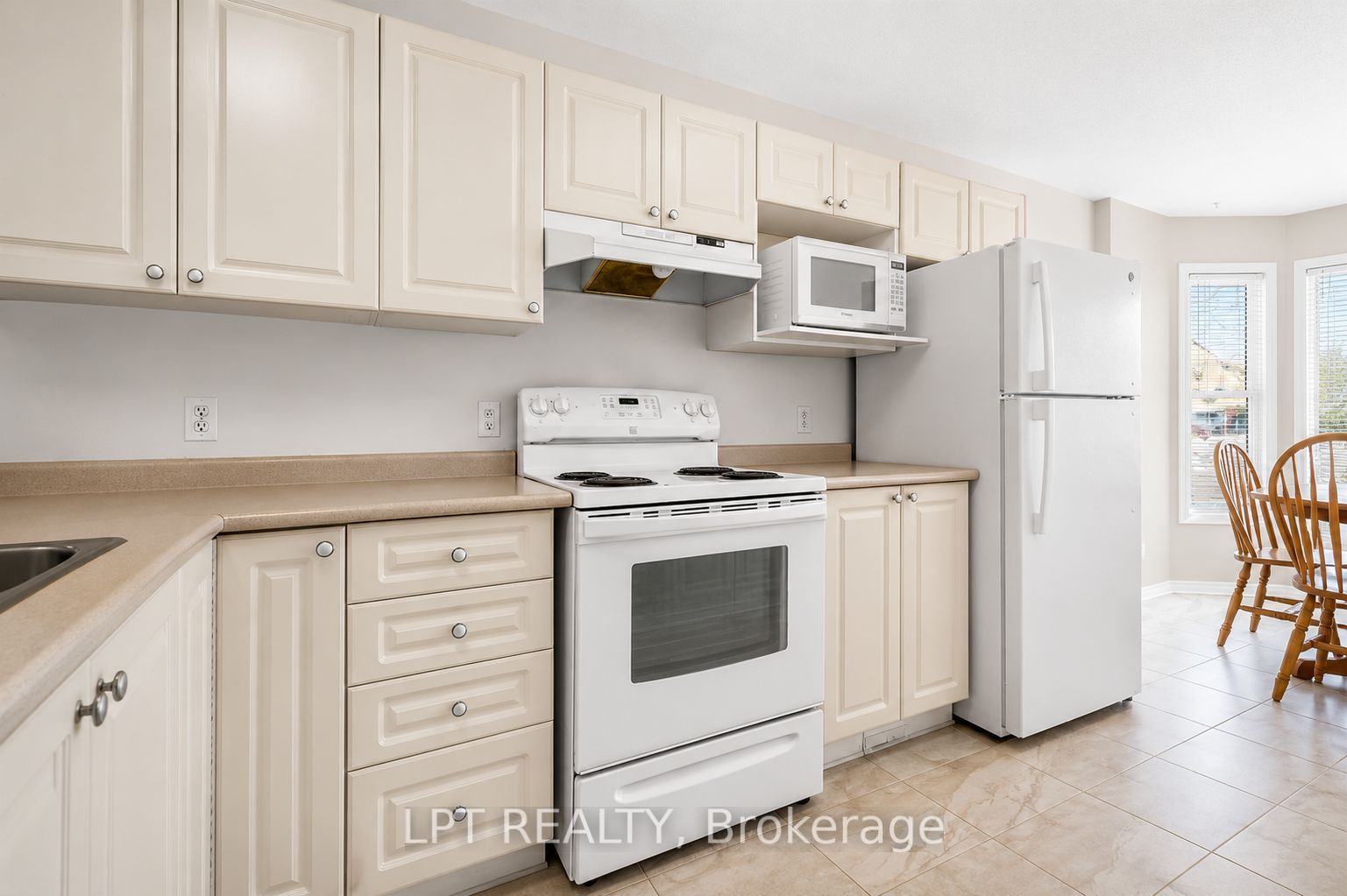 84 Newborough Crescent, Barrhaven, ON K2G 6A9 photo 4