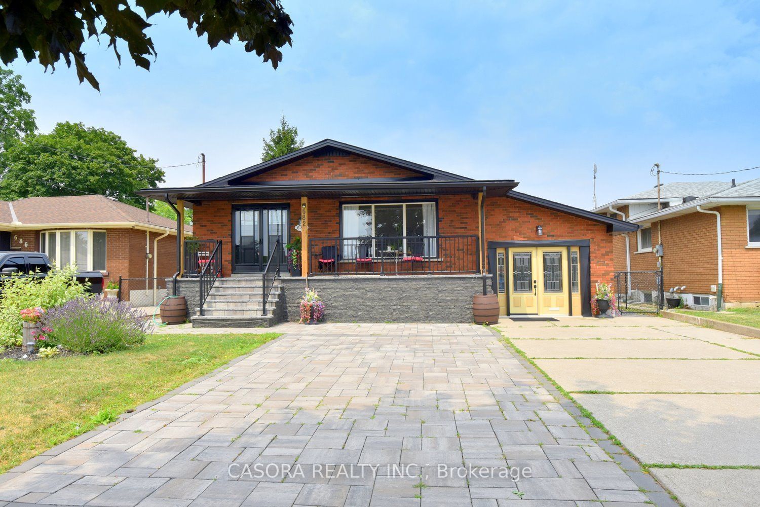 682 Mohawk Road W, Hamilton, ON L9C 1X8 photo 2