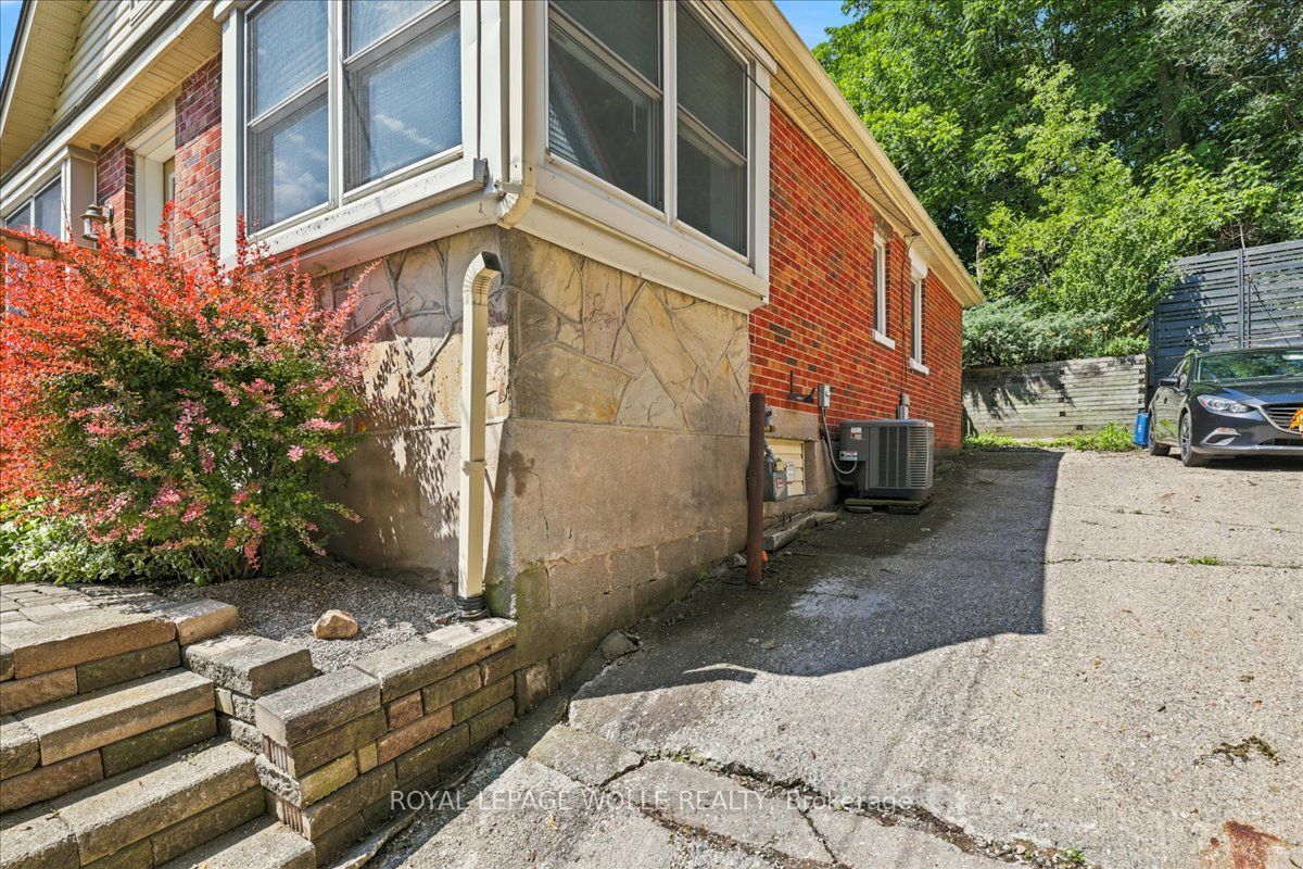 22 Ramore Street, Cambridge, ON N1S 2P8 photo 2