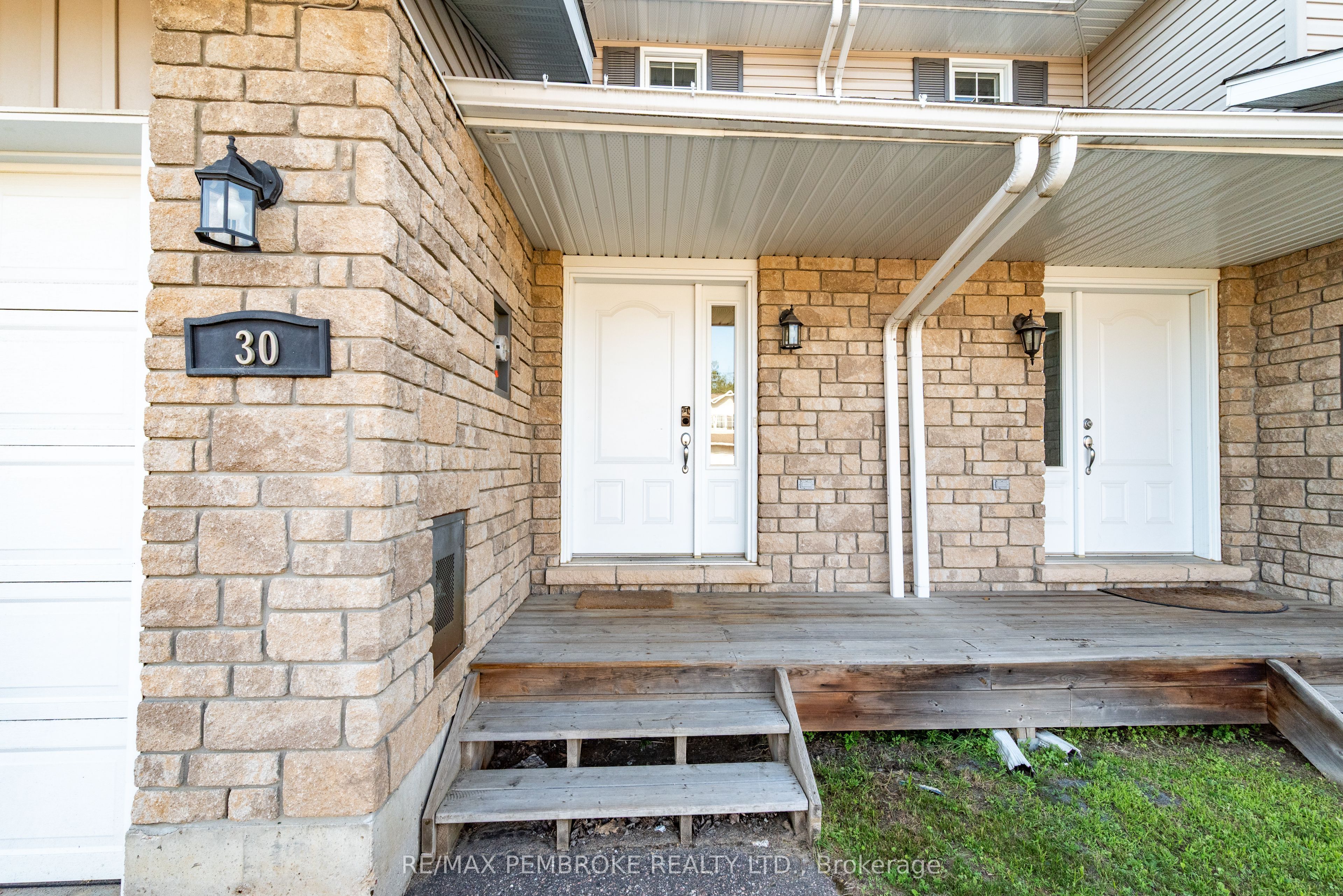 30 Winston Avenue, Petawawa, ON K8H 0C1 photo 2