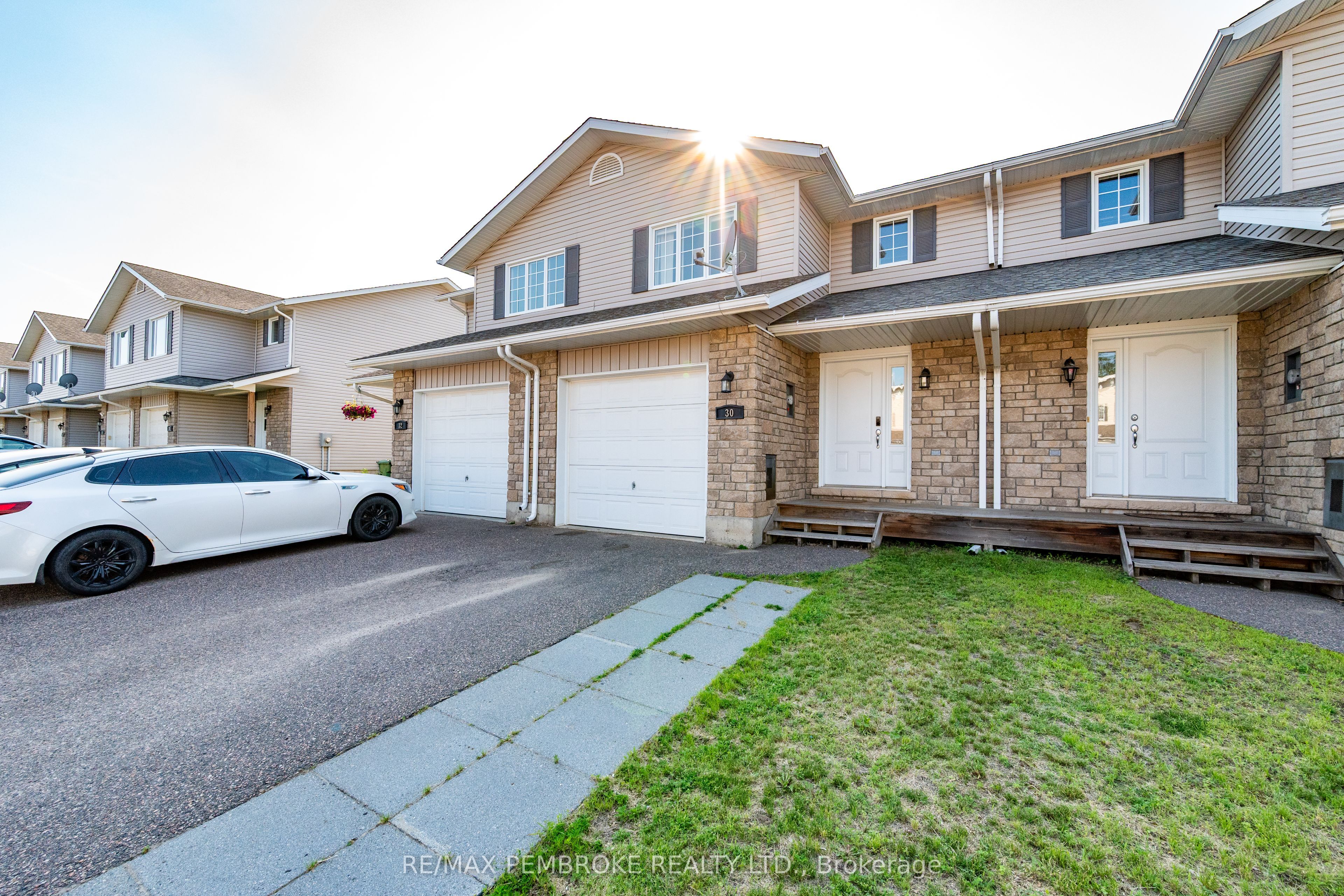30 Winston Avenue, Petawawa, ON K8H 0C1 photo 3