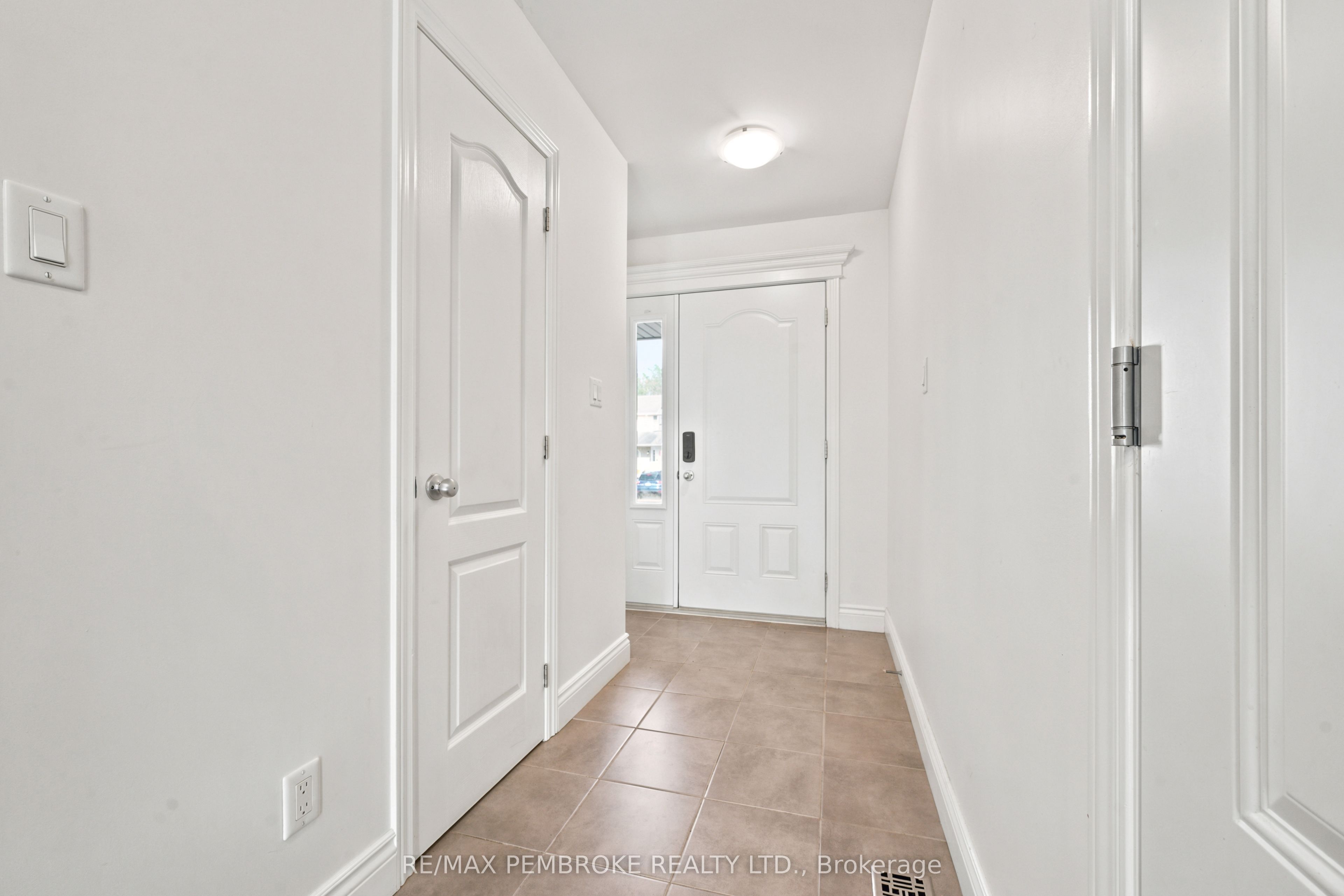 30 Winston Avenue, Petawawa, ON K8H 0C1 photo 4