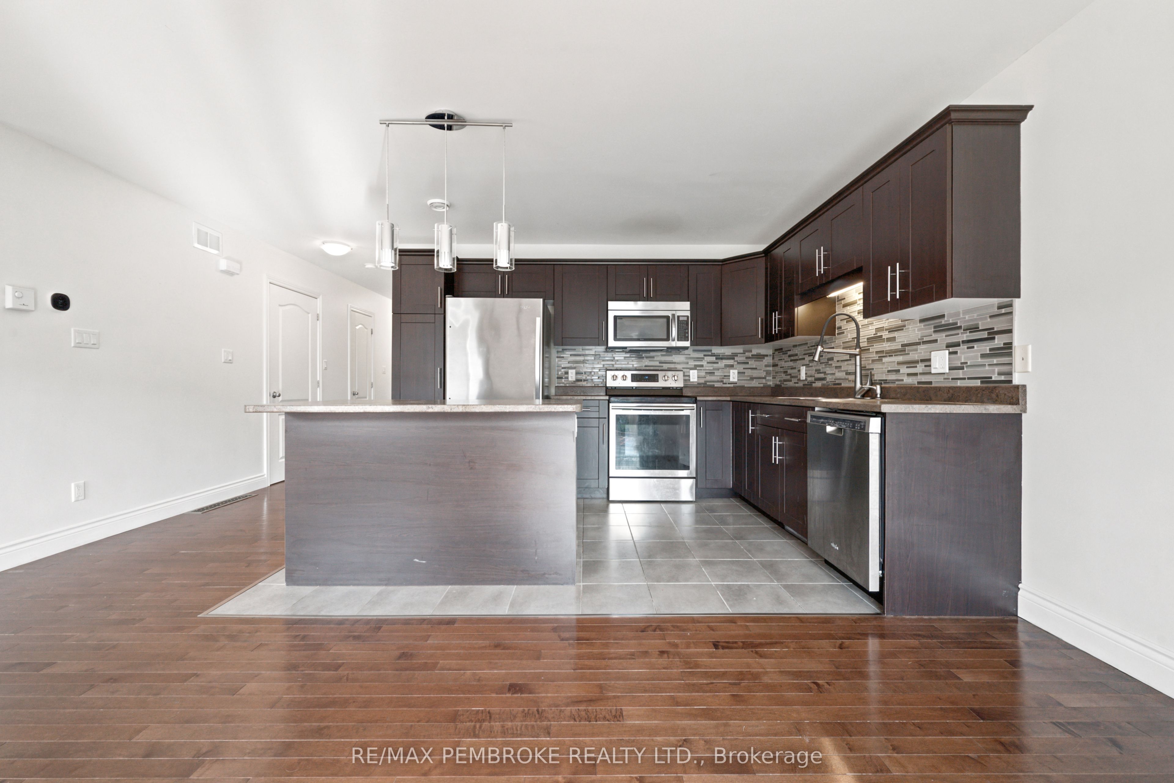 30 Winston Avenue, Petawawa, ON K8H 0C1 photo 5