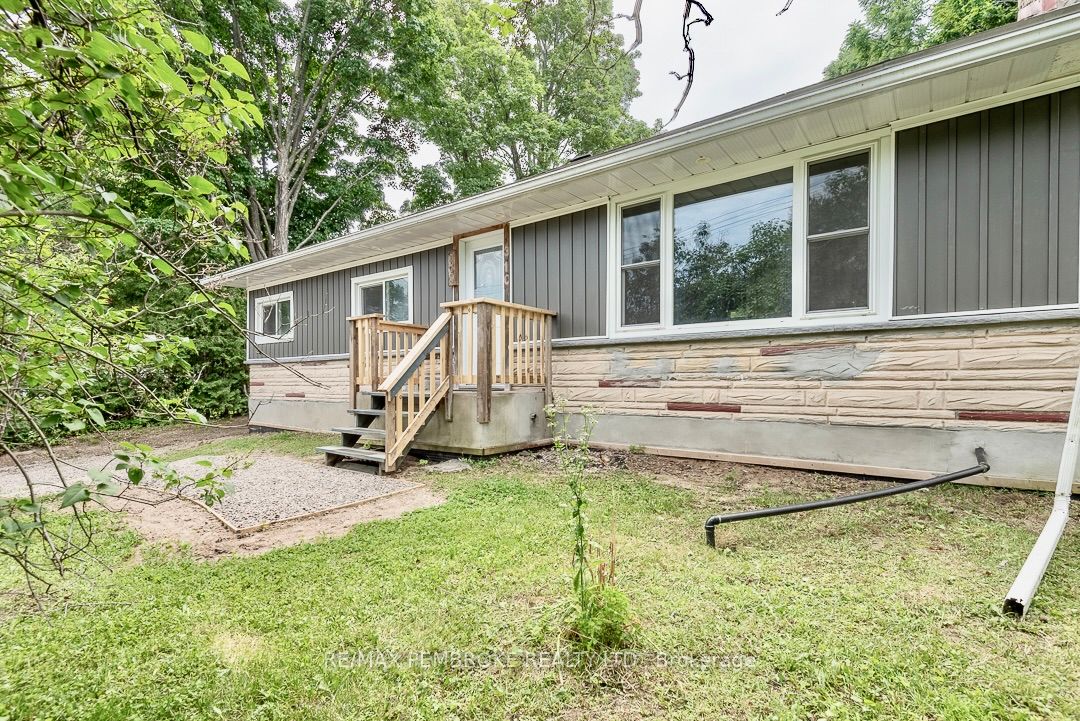 310 Esther Street, Pembroke, ON K8A 3C7 photo 2