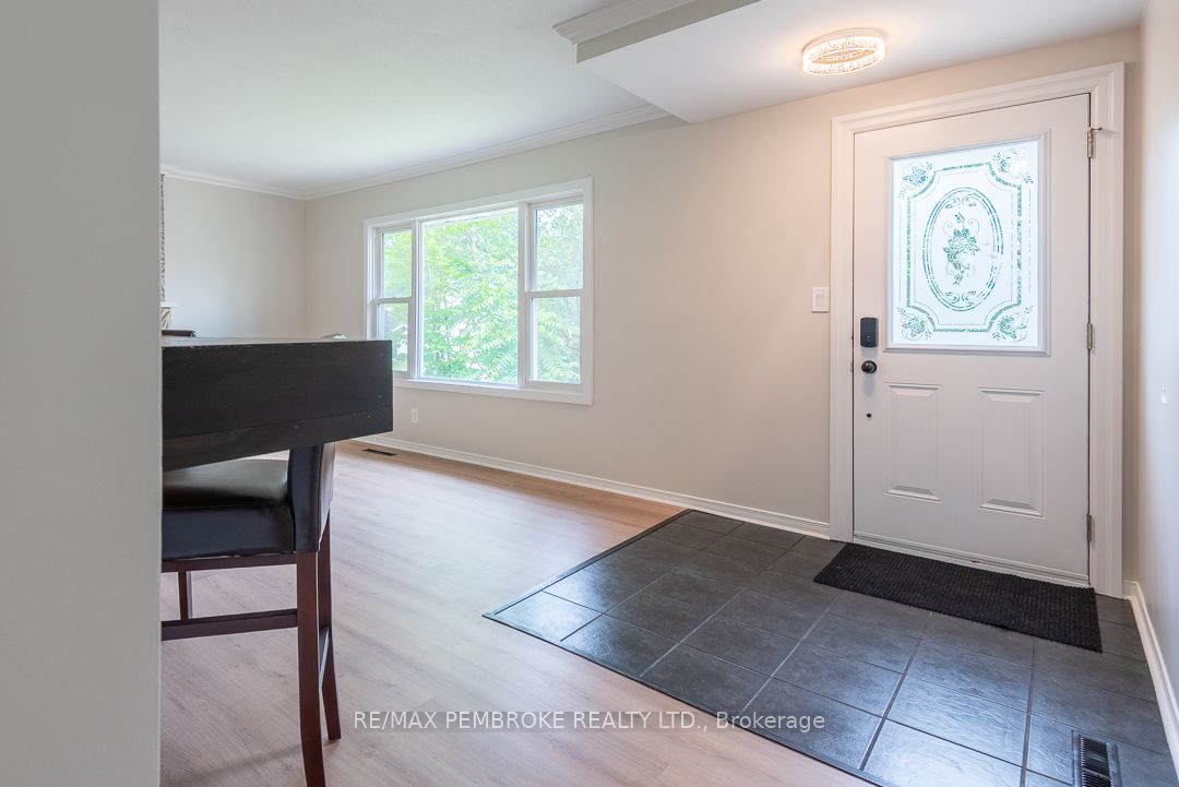 310 Esther Street, Pembroke, ON K8A 3C7 photo 5