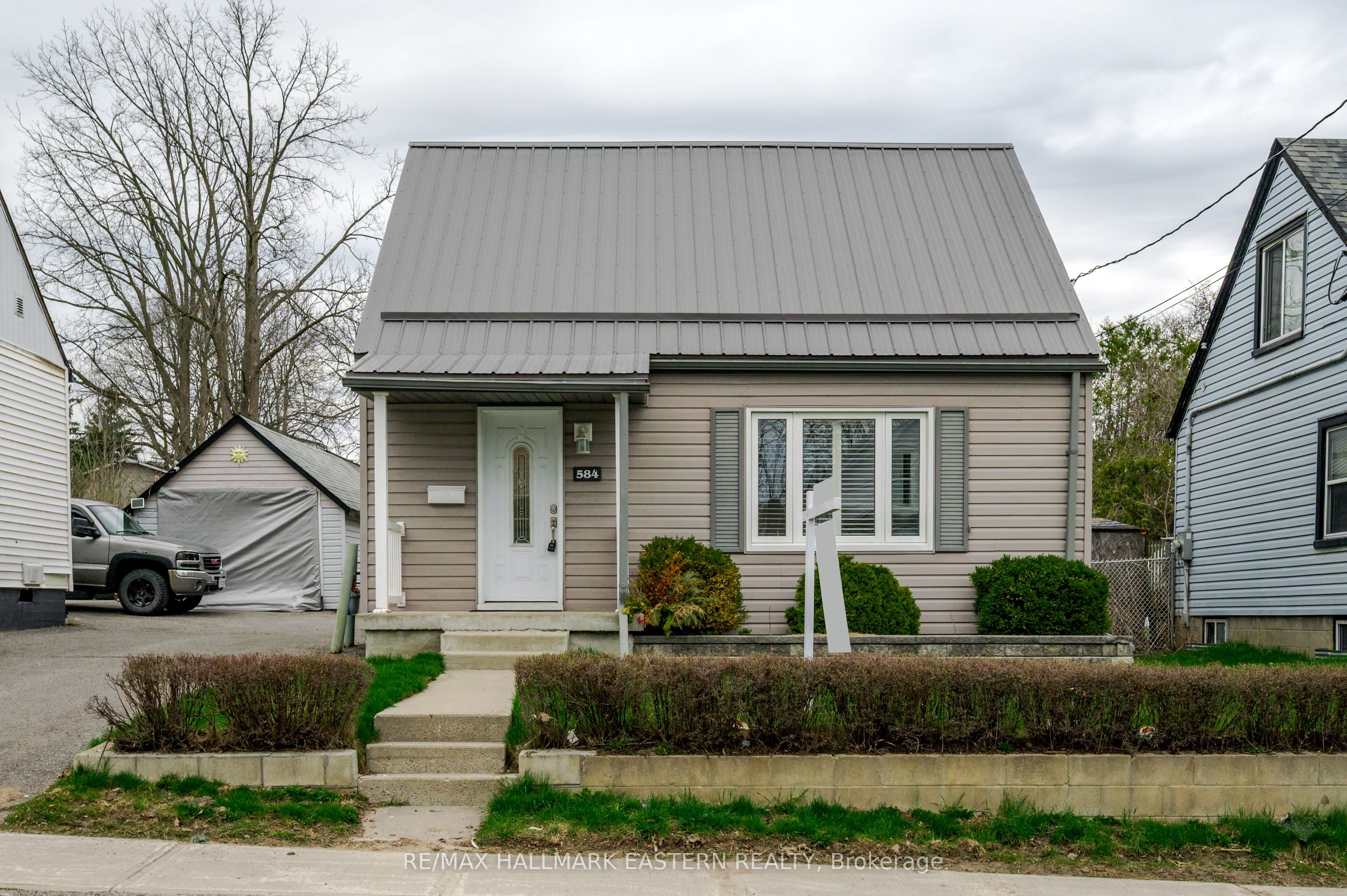 584 Paterson Street, Peterborough, ON K9J 4R2 photo 3
