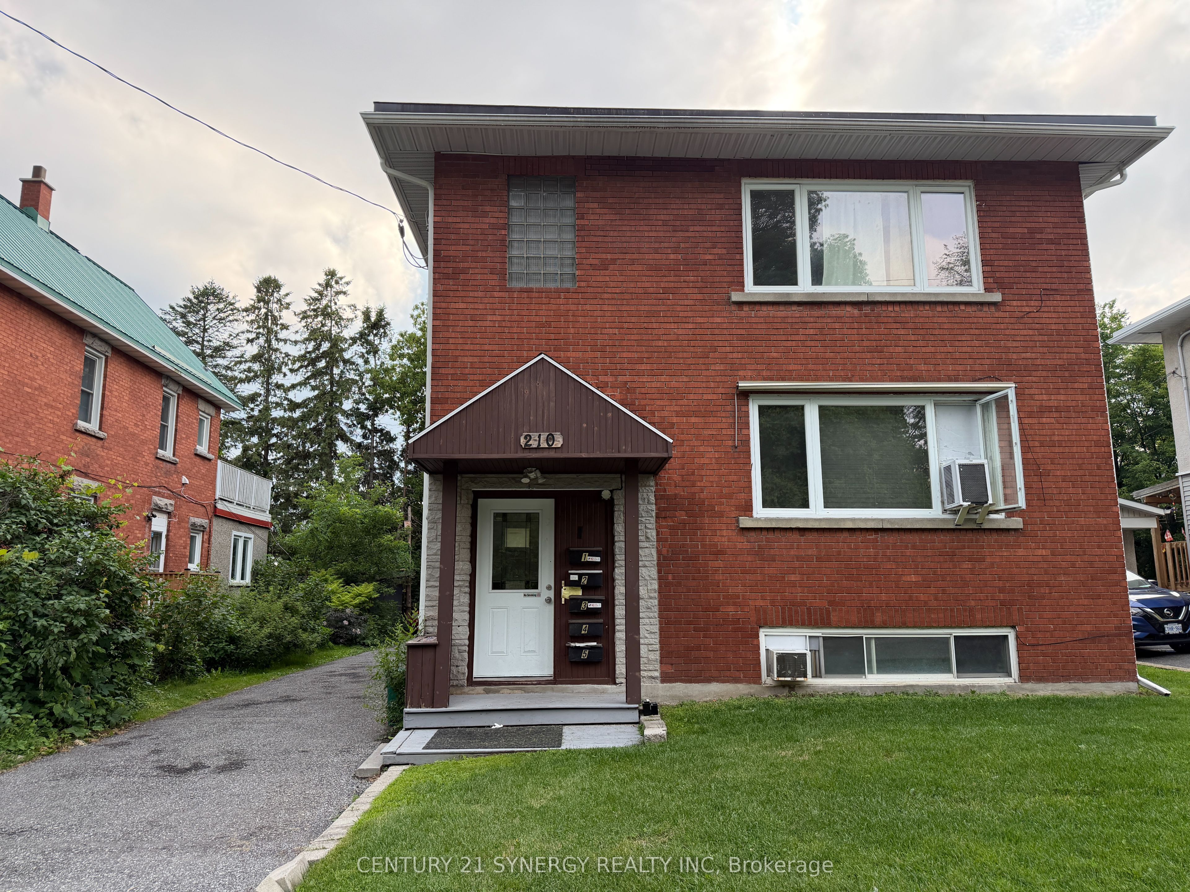 210 Cantin Street 5, Vanier and Kingsview Park, ON K1L 6T1
