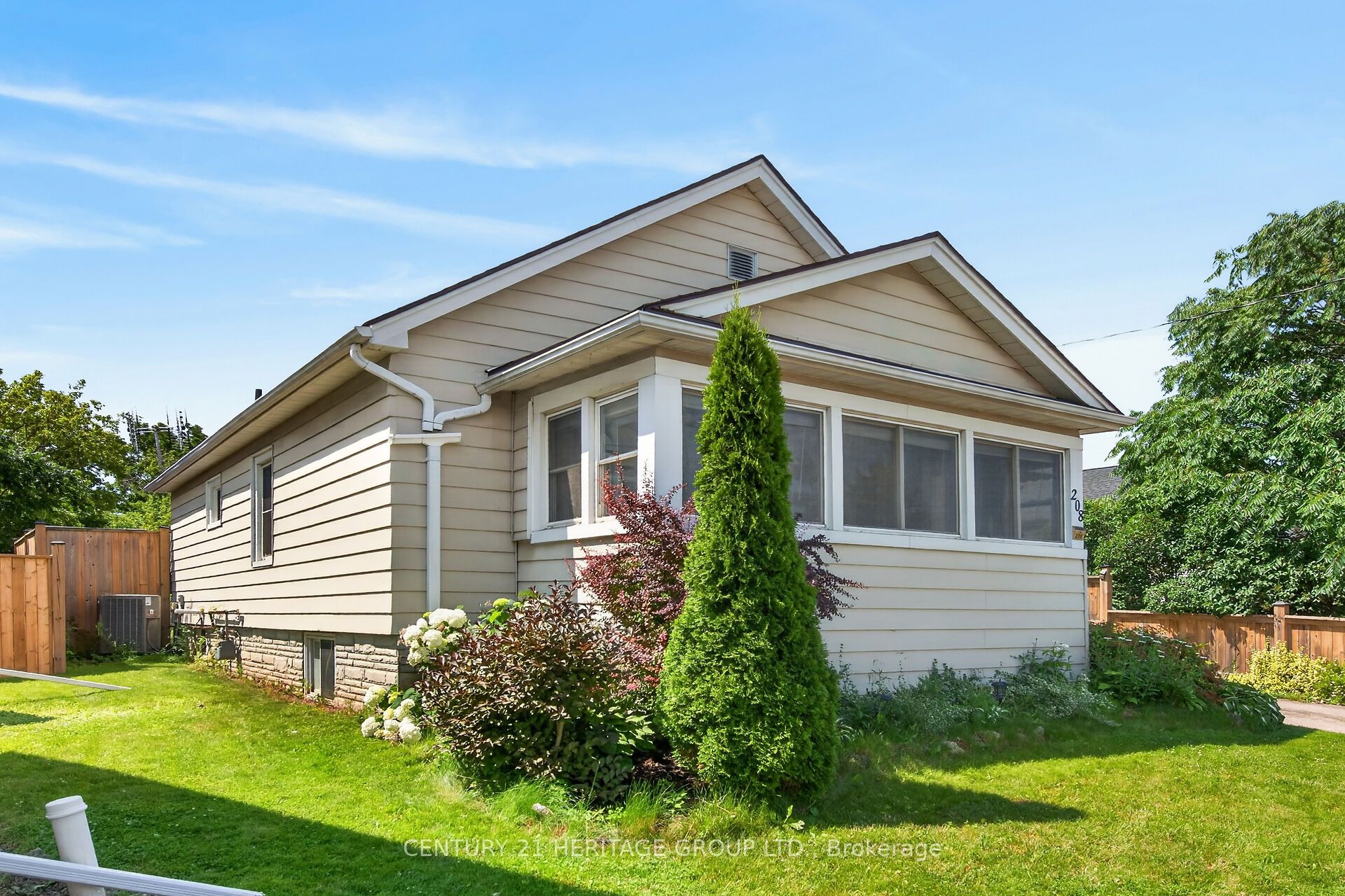 208 Carlton Street, St. Catharines, ON L2R 1S6 photo 2